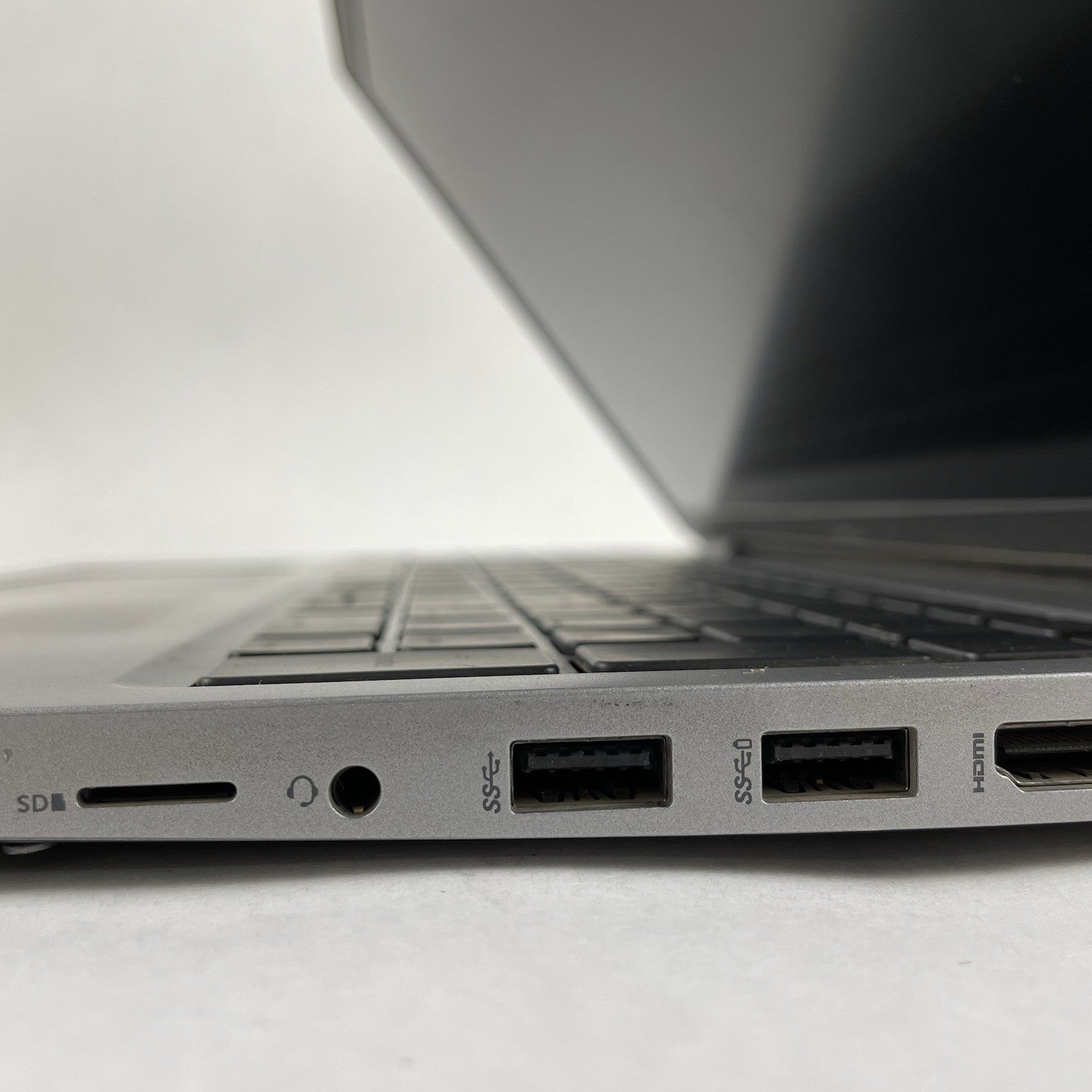 Dell Latitude 5520 15.6" i5-1135G7 1.40 GHz 8 GB RAM No SSD/OS/AC - Bad Paint9