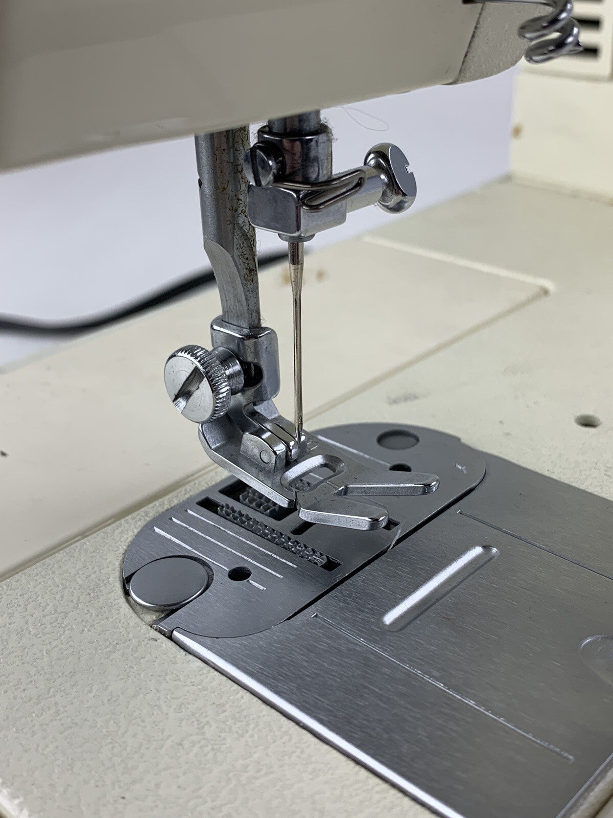 Singer Sonata 6610 Sewing Machine Powers and Runs w/ Cover Case and Manual