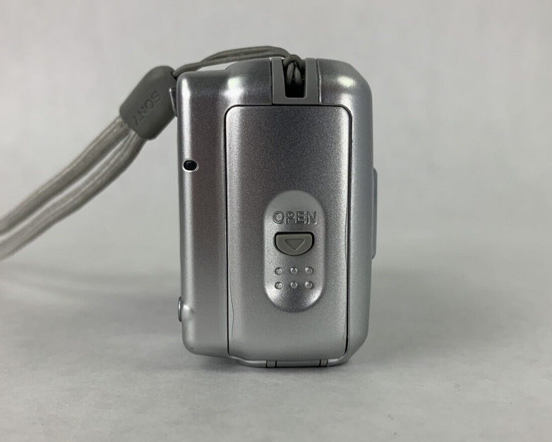 Sony DSC-S600 Cyber Shot 6.0 MP Digital Camera w/ Case No Power Parts and Repair