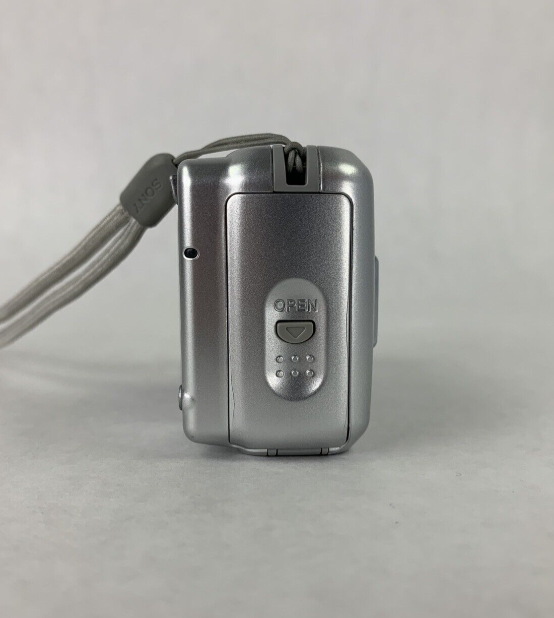 Sony DSC-S600 Cyber Shot 6.0 MP Digital Camera w/ Case No Power Parts and Repair