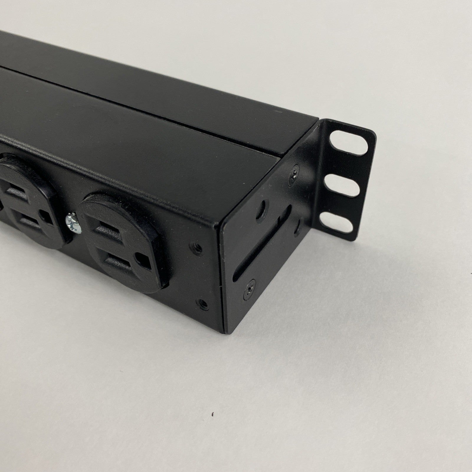 APC AP9562 Basic Rack PDU w/ Rack Ears8
