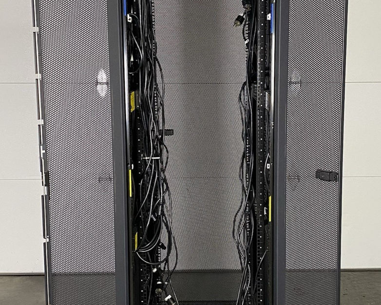 IBM 9307-4RX 1S 42U Server Rack Cabinet 39M6738 w/ Power Distribution Units