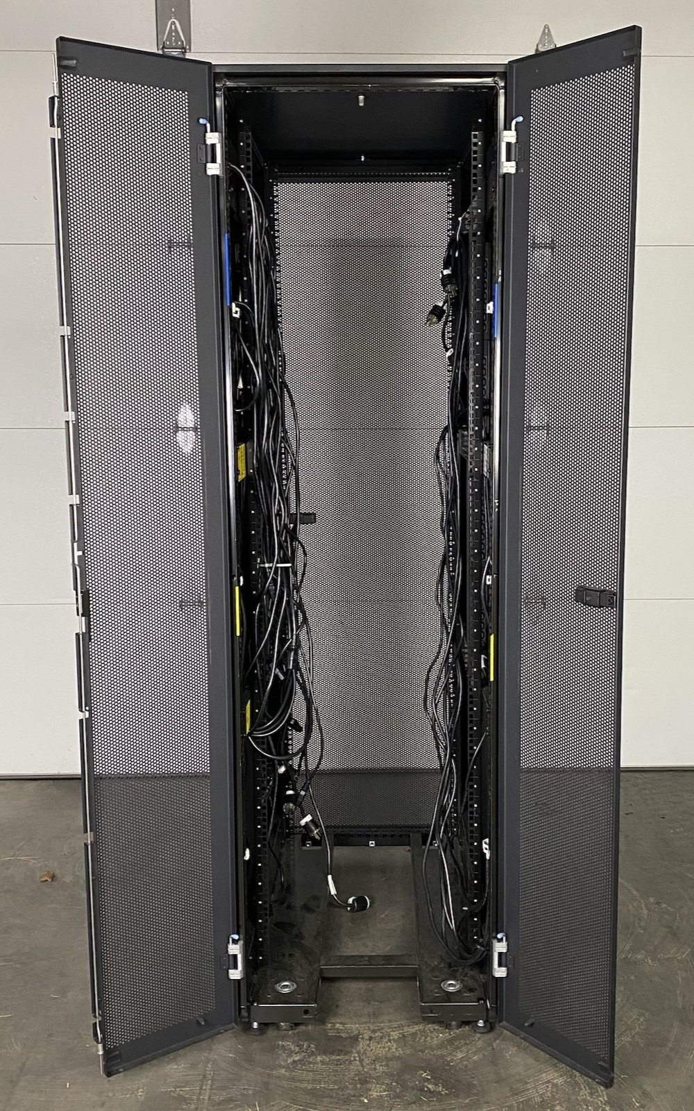 IBM 9307-4RX 1S 42U Server Rack Cabinet 39M6738 w/ Power Distribution Units4