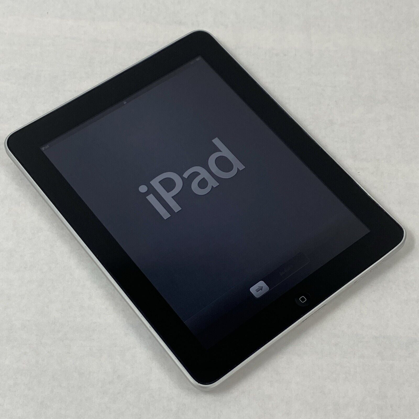 Apple iPad 1st Gen A1219 32GB 9.7" Wi-Fi Silver iOS 5.1.1