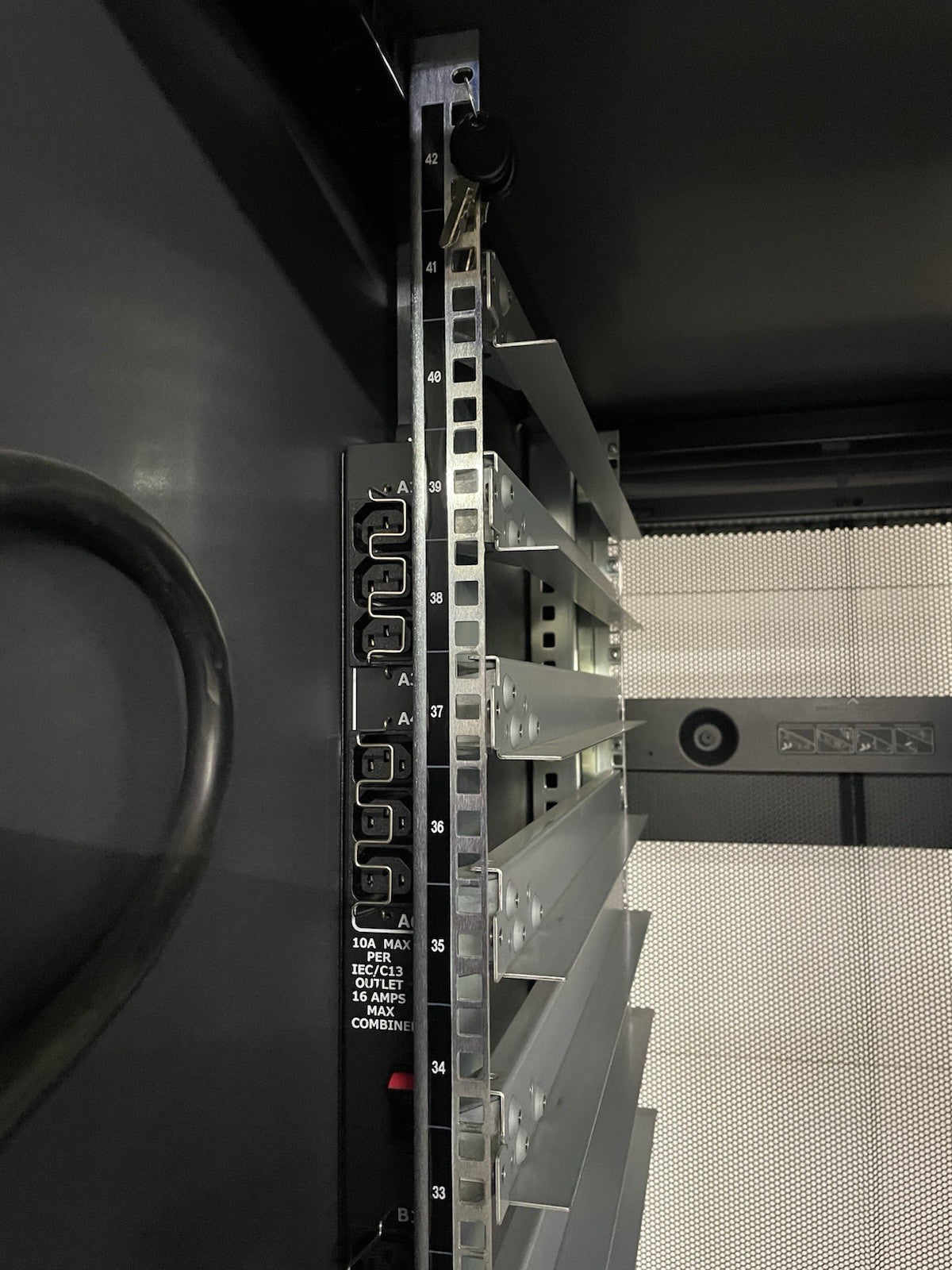 NETAPP NAC-0501 Server Rack Cabinet Unlocked With Keys