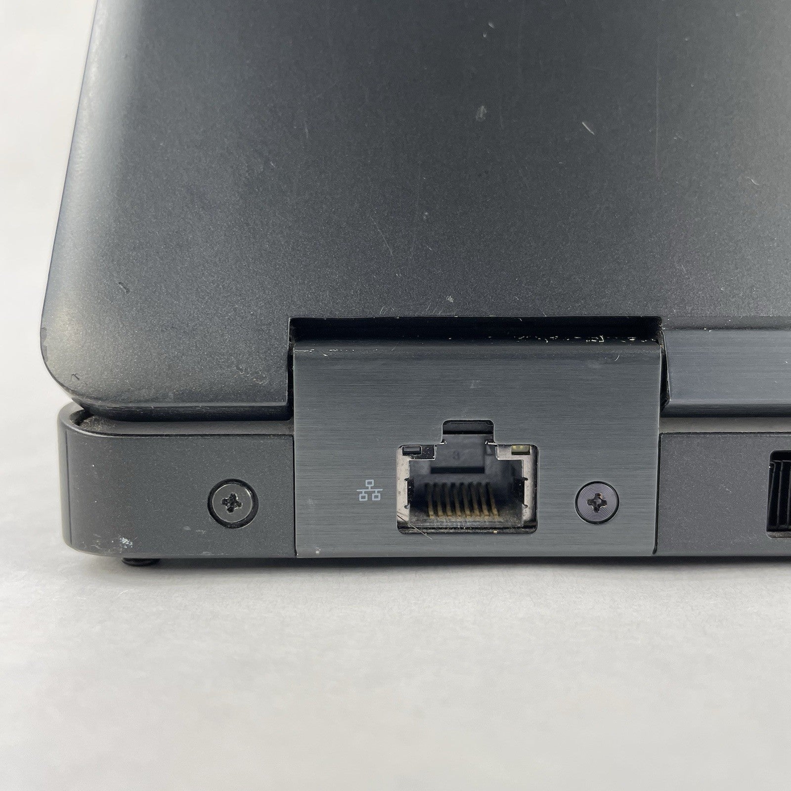 Dell Latitude 5590 15.6" i5-8250U 1.6 GHz 8GB RAM No SSD No OS - Bad Corner READ11