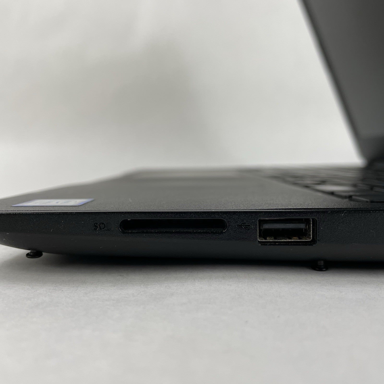 Dell Latitude 3590 15.6" i5-8250U 1.60 GHz 8 GB RAM No SSD No OS - Bad Corner8