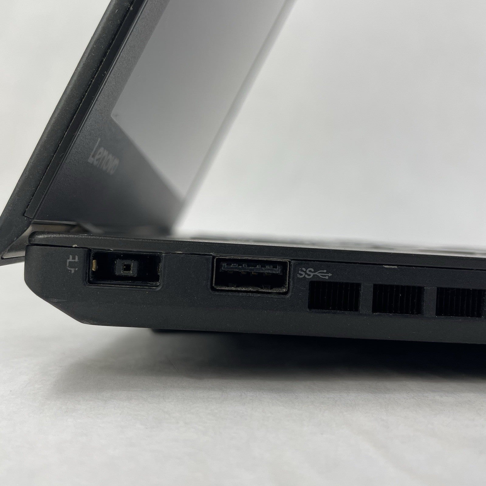Lenovo ThinkPad T460 14" i5-6300U 2.40 GHz 8 GB RAM No HDD/OS - Bad Bottom5