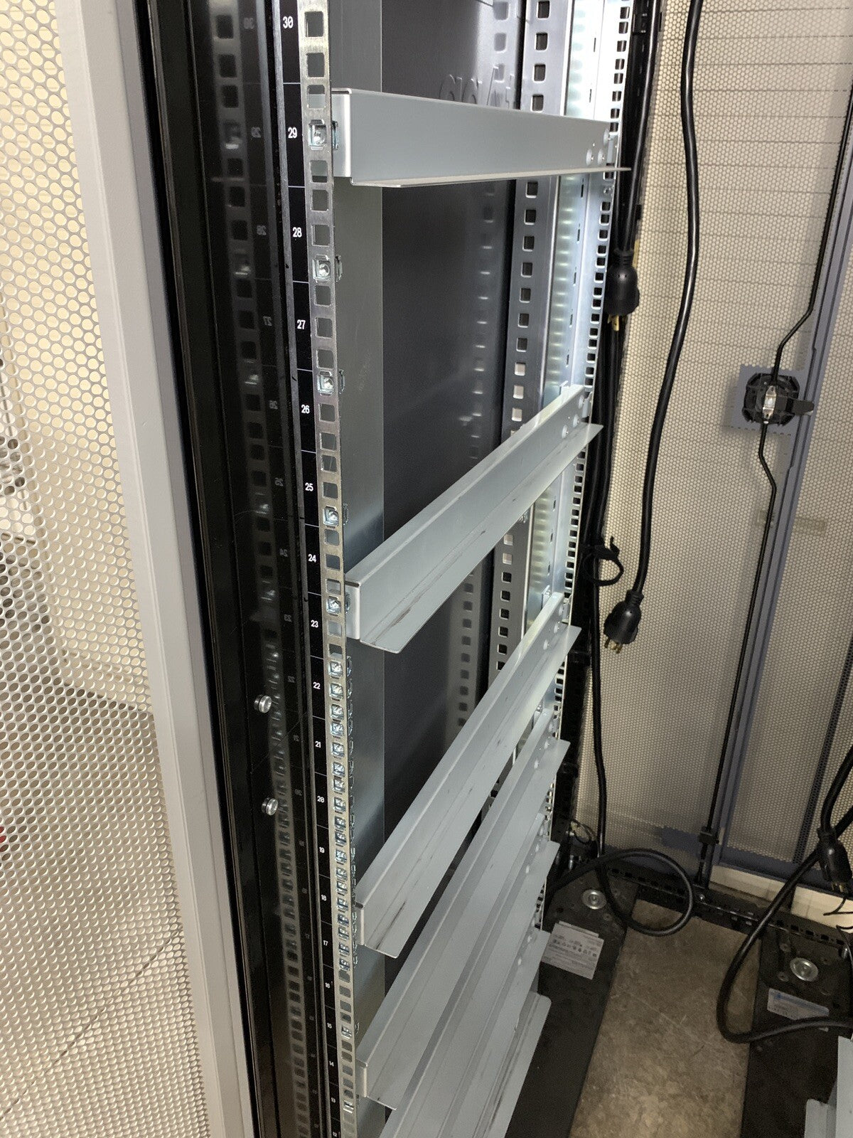 NETAPP NAC-0501 Server Rack Cabinet Unlocked No Keys