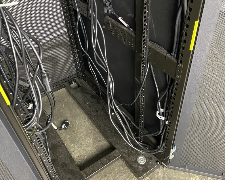IBM 9307-4RX 1S 42U Server Rack Cabinet 39M6738 w/ Power Distribution Units