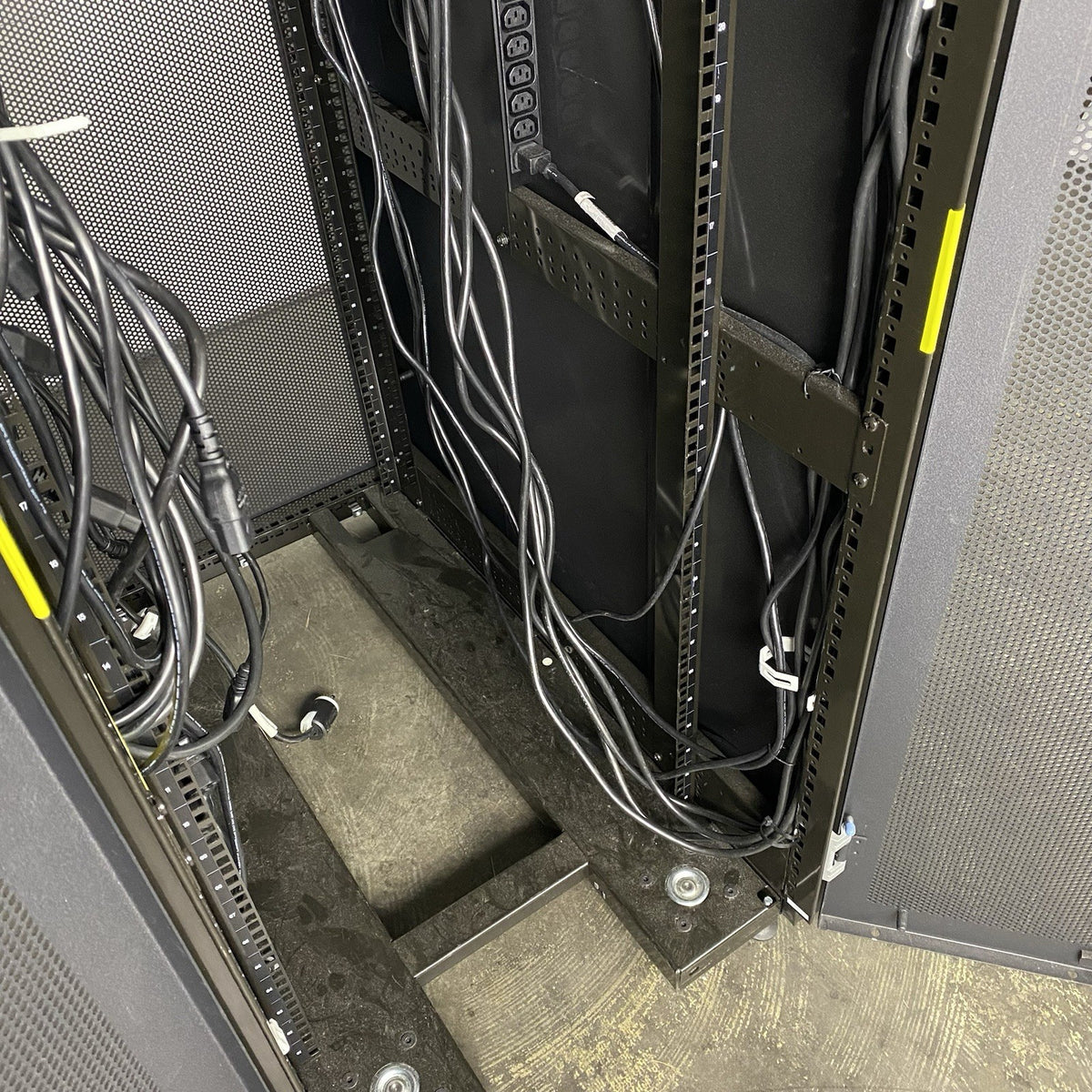 IBM 9307-4RX 1S 42U Server Rack Cabinet 39M6738 w/ Power Distribution Units12