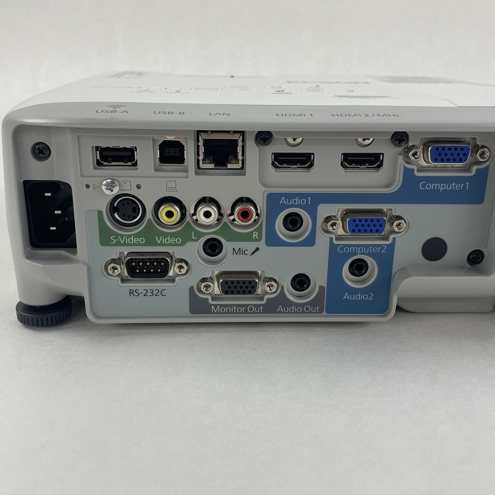 Epson H687A White Portable 100-240V 3LCD LCD (456 Lamp Hours)