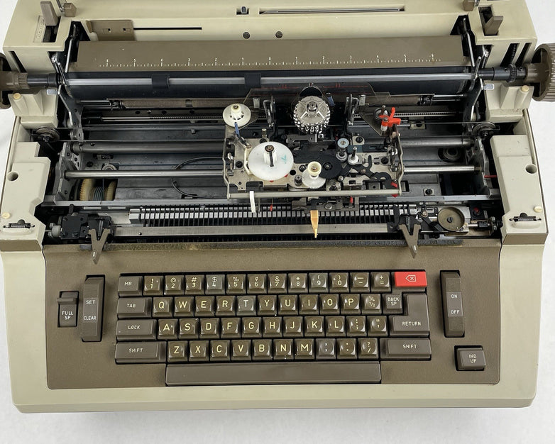 Royal 350A Typewriter 115V No Ribbon Tested