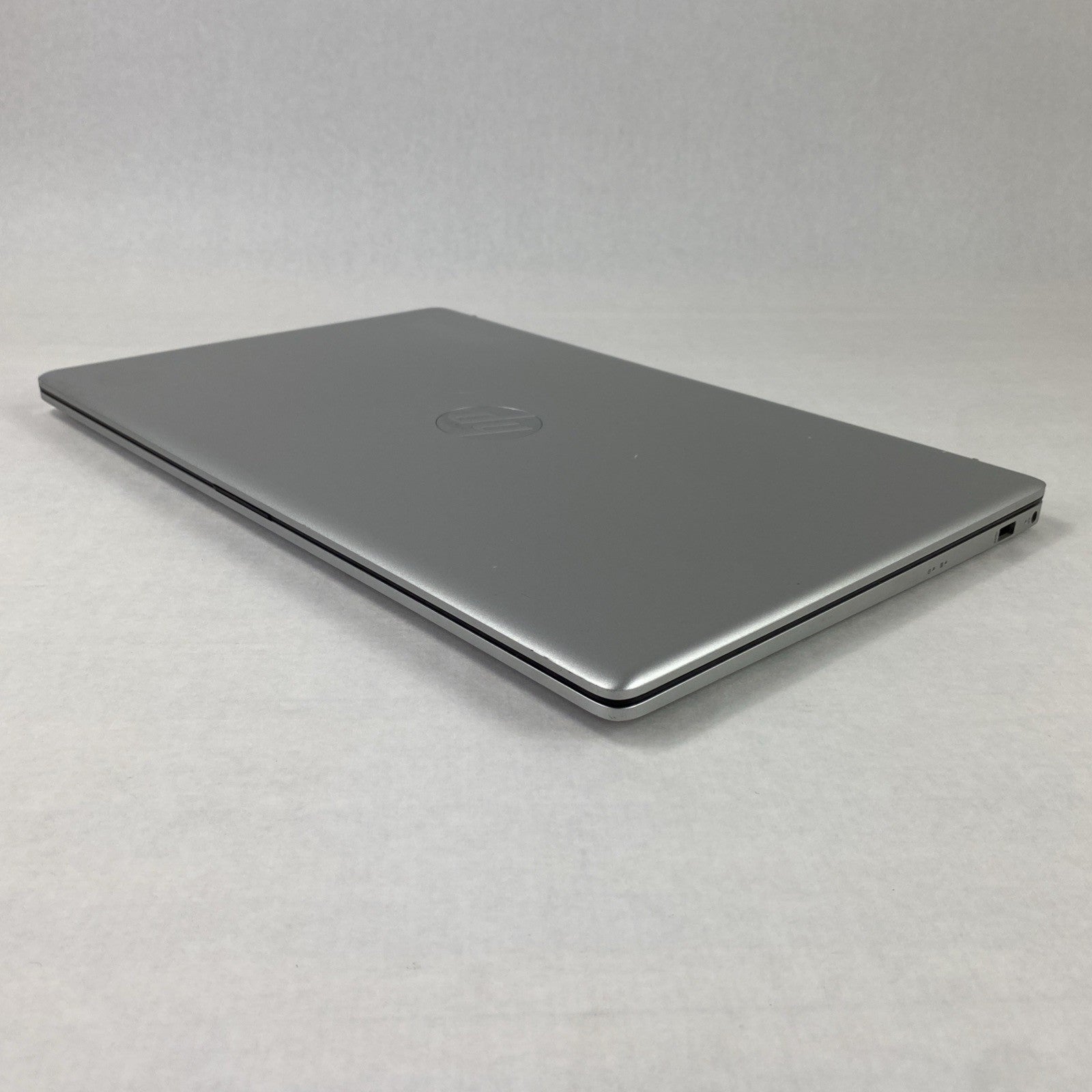 HP Laptop 17-cp1035cl AMD Ryzen 5 5625U 2.30 GHz 16 GB 17.3" No HDD No OS