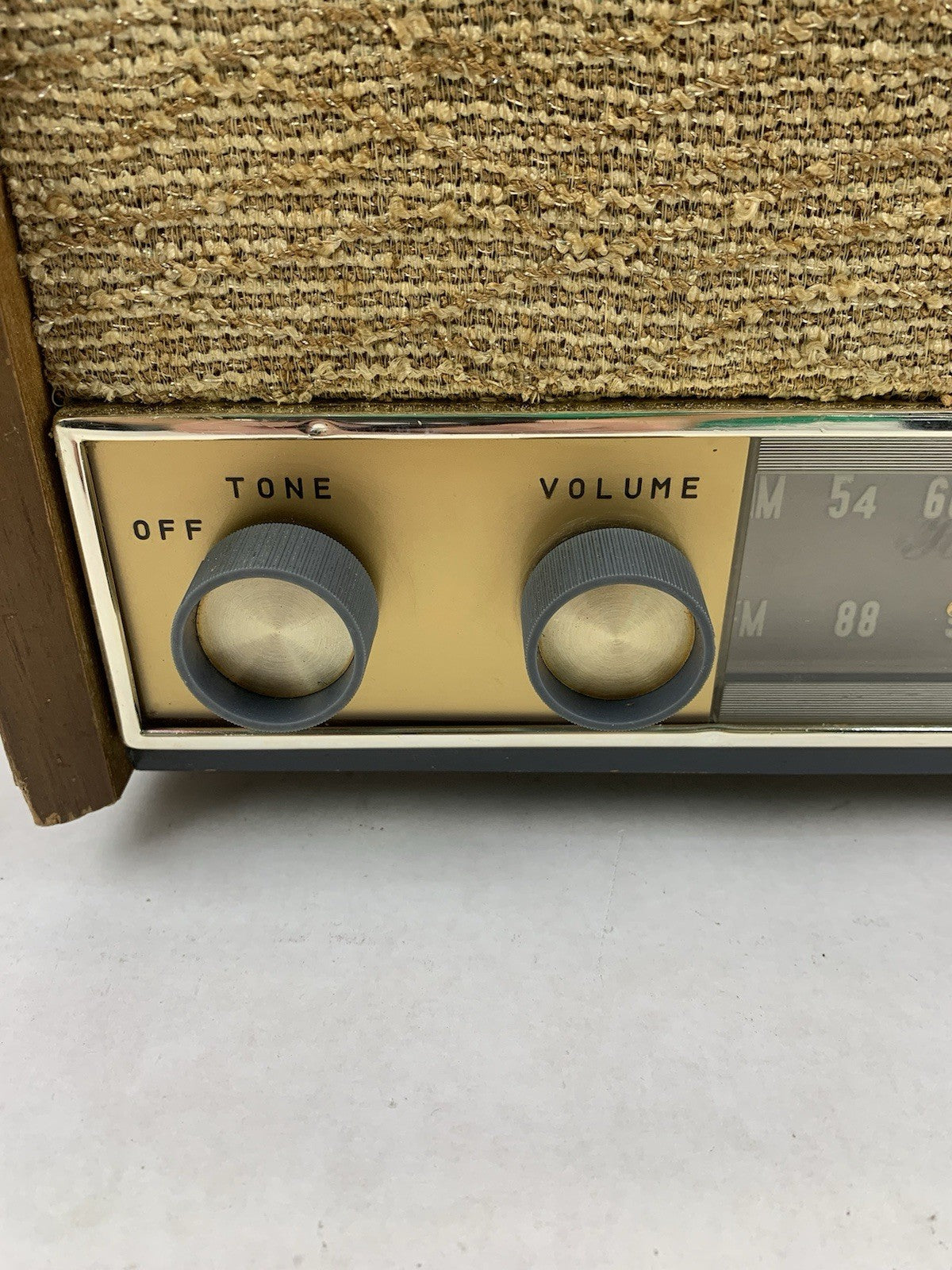 Magnavox FM040 Wood Cabinet Hi-Fi AM/FM Radio
