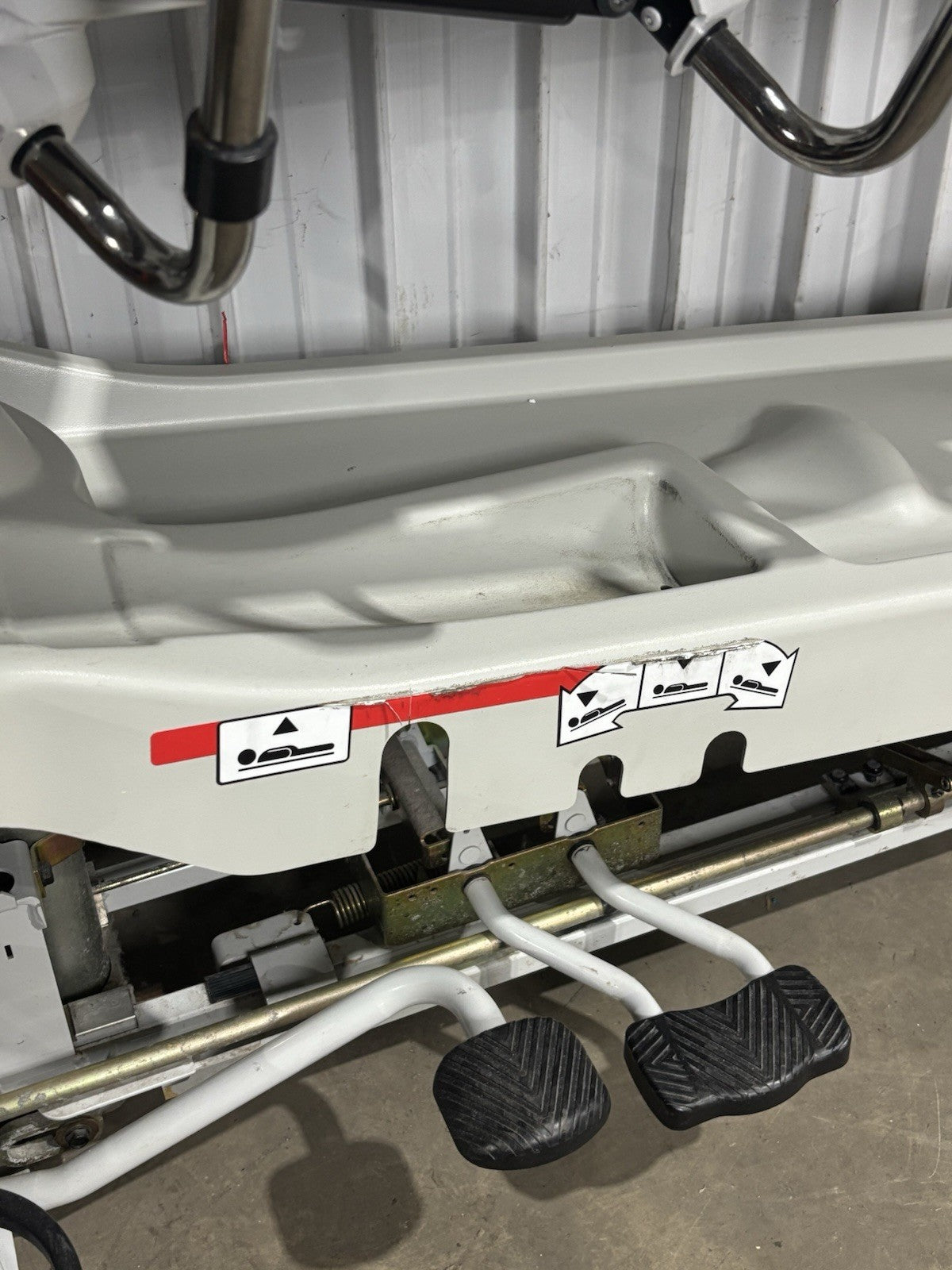 Stryker 1001 IPX2 Pedal Hydraulic Stretcher Deteriorated Rubber Wheels No Bed