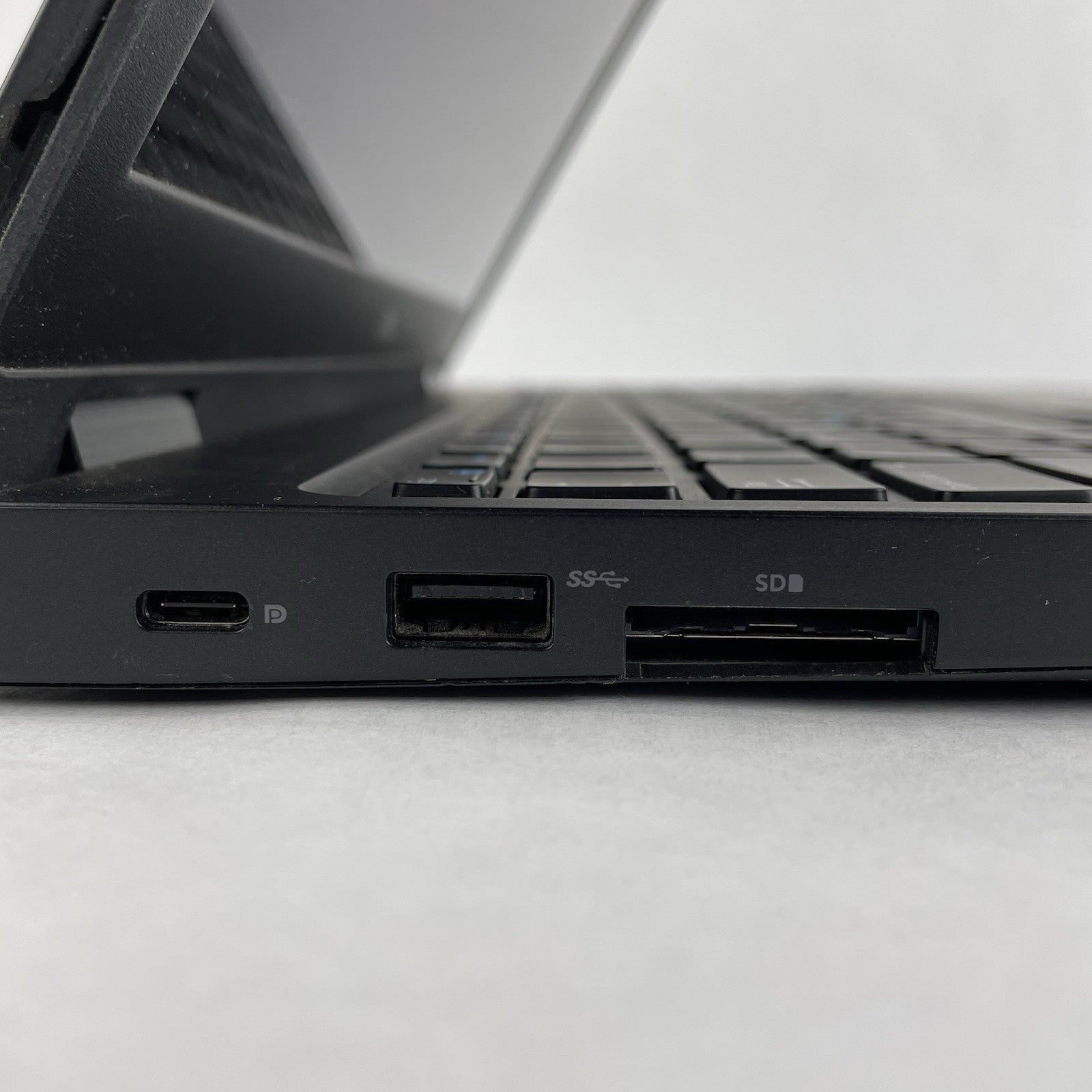 Dell Latitude 5590 15.6" i5-8250U 1.6 GHz 8GB RAM No SSD No OS - Bad Corner READ7