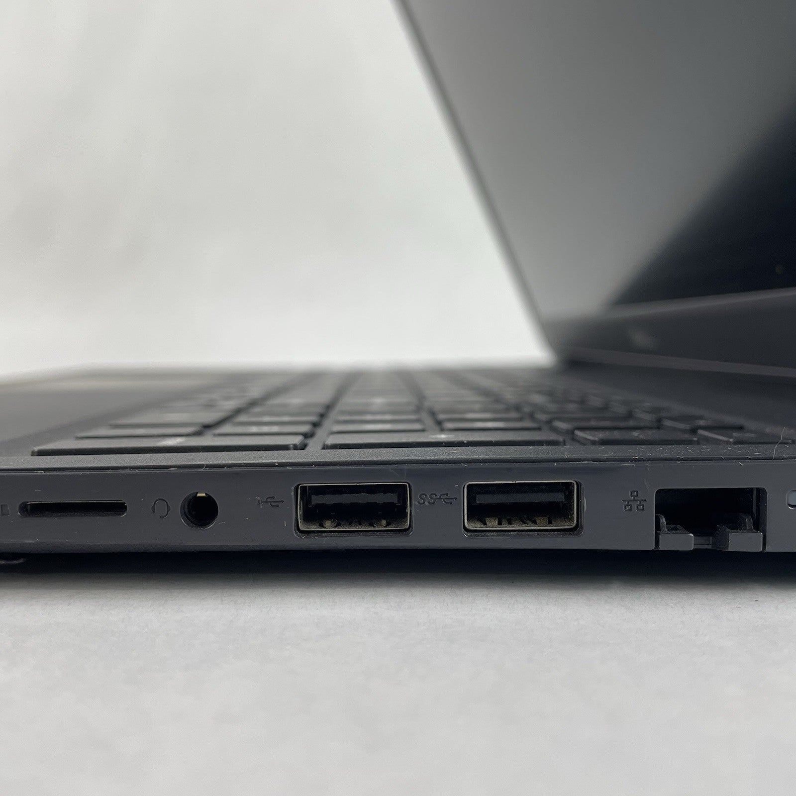 Dell Latitude 3510 15.6" i7-10510U 1.80 GHz 8 GB RAM No SSD/OS/AC - Bad M.28