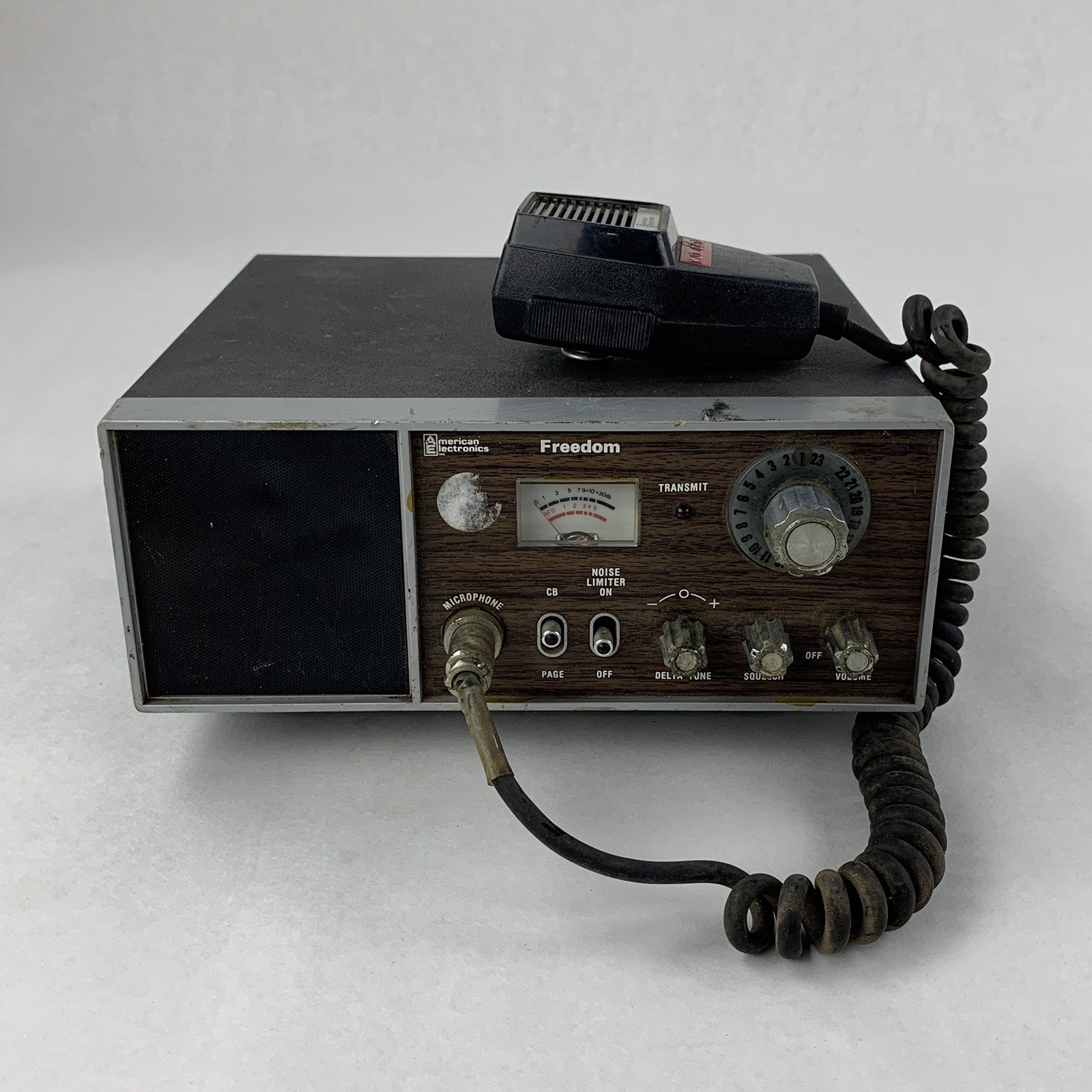 American Electronics 76-601  Freedom CB Radio Powers ON
