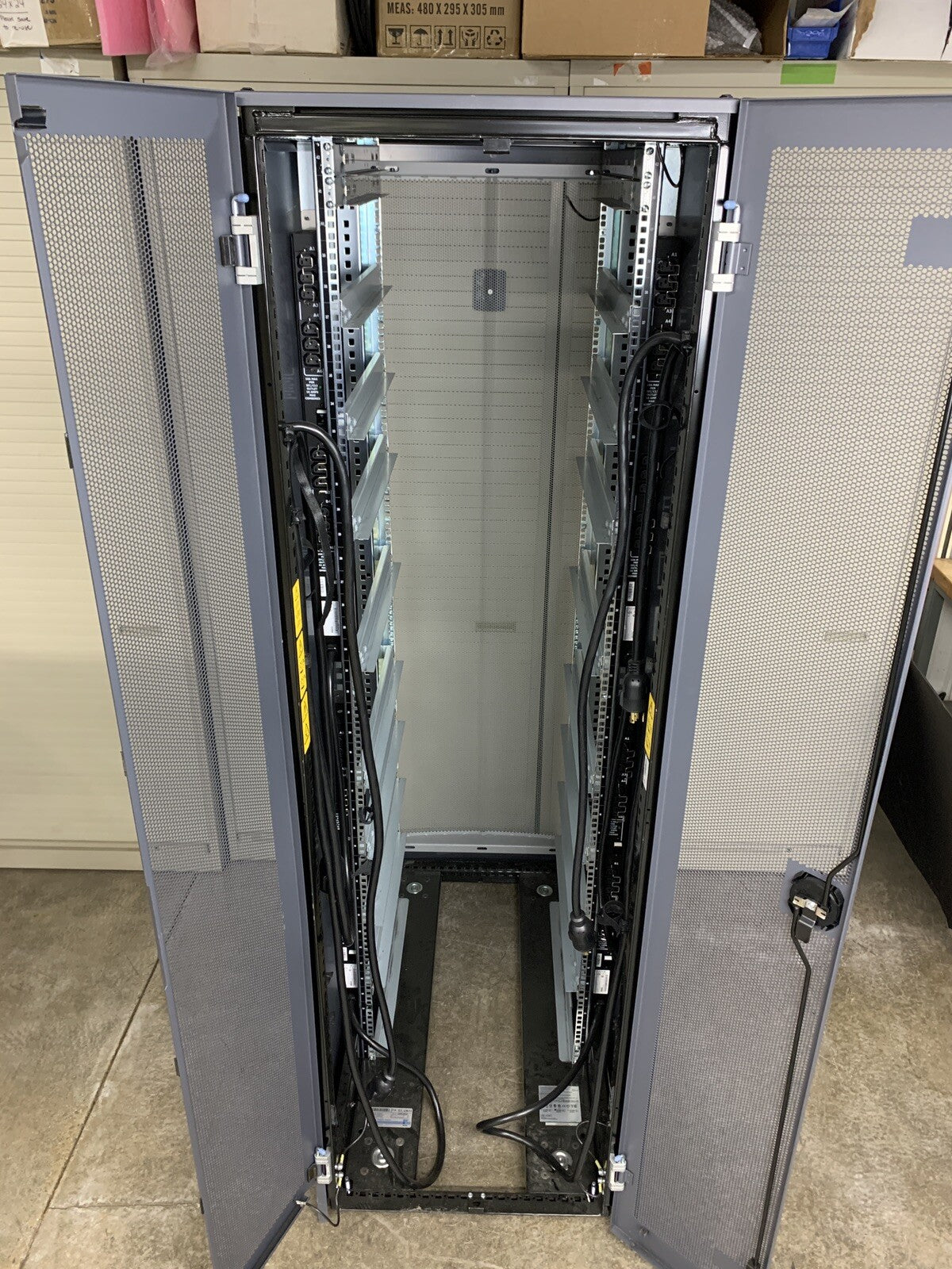 NETAPP NAC-0501 Server Rack Cabinet Unlocked No Keys