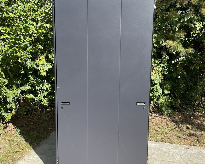 Dell PowerEdge 4210 42U Server Rack Cabinet 0GJ575 w/Sides & PDUs- No Back Panel