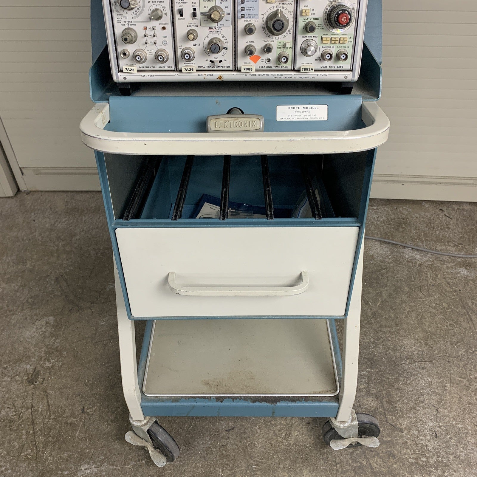 Tektronix 7904 Oscilloscope W/ 7A22 7A26 7B85 7B53A Module Cards and 204-2 Cart