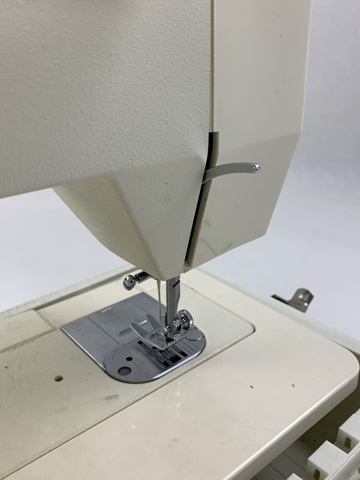 Singer Sonata 6610 Sewing Machine Powers and Runs w/ Cover Case and Manual