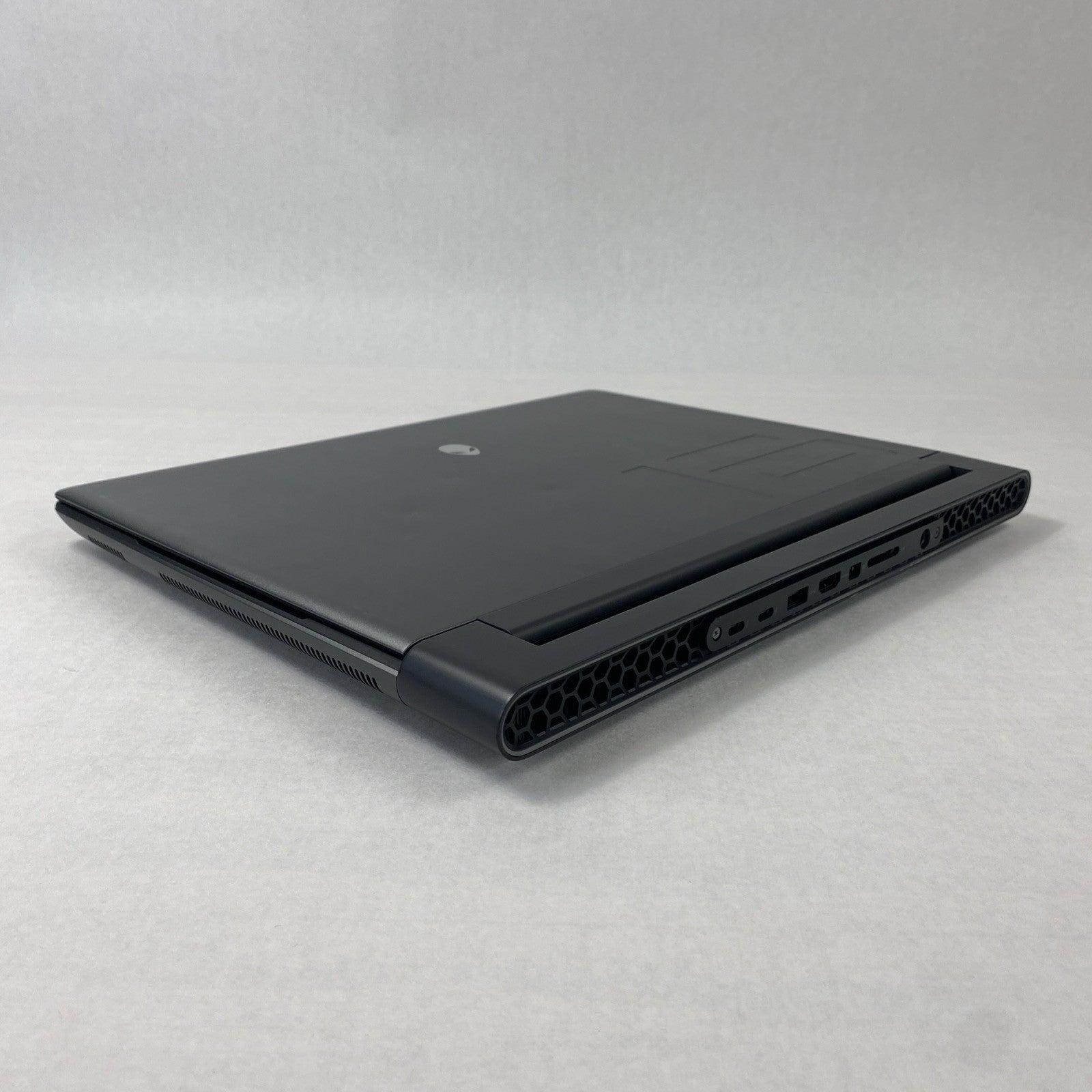 Alienware M16 R1 Core i9-13900HX 1.48 GHz 16 GB RAM RTX 4070 16" No HDD No OS