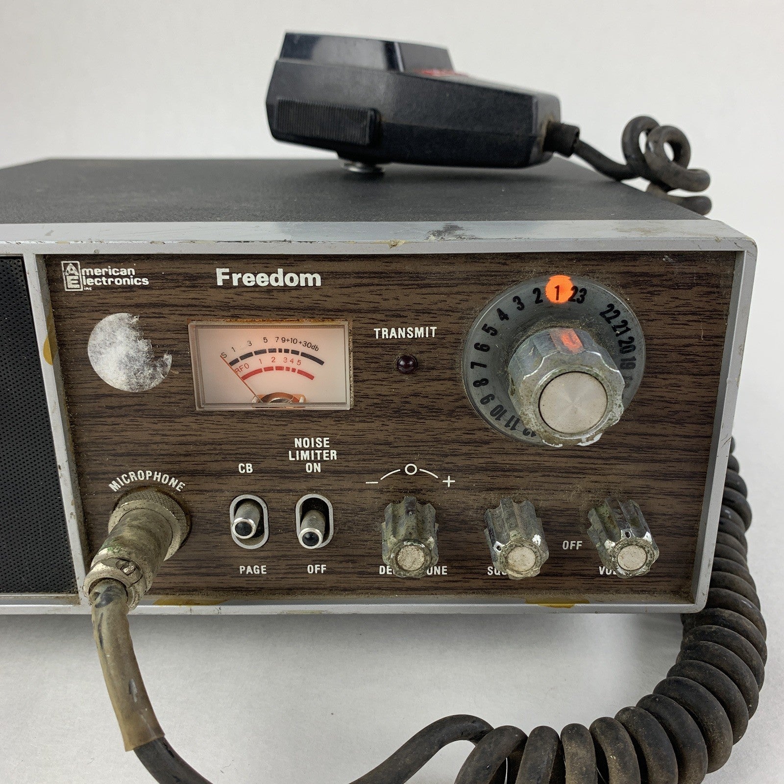American Electronics 76-601  Freedom CB Radio Powers ON