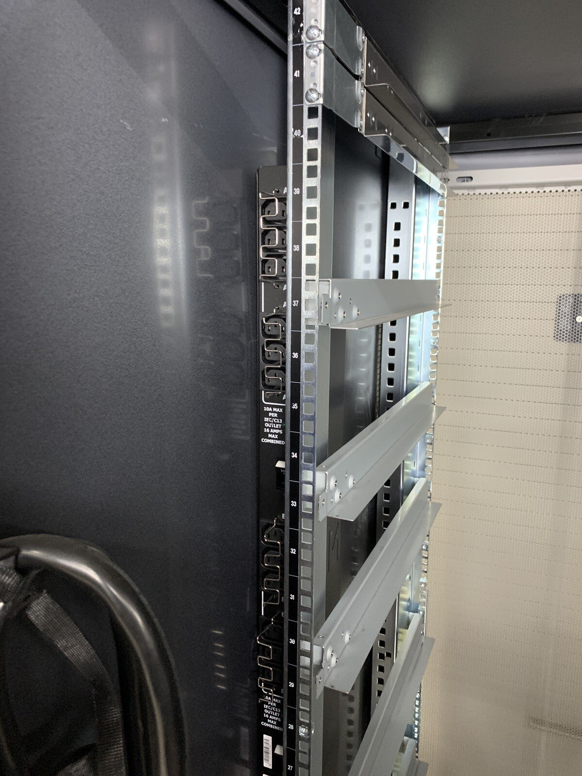 NETAPP NAC-0501 Server Rack Cabinet Unlocked No Keys