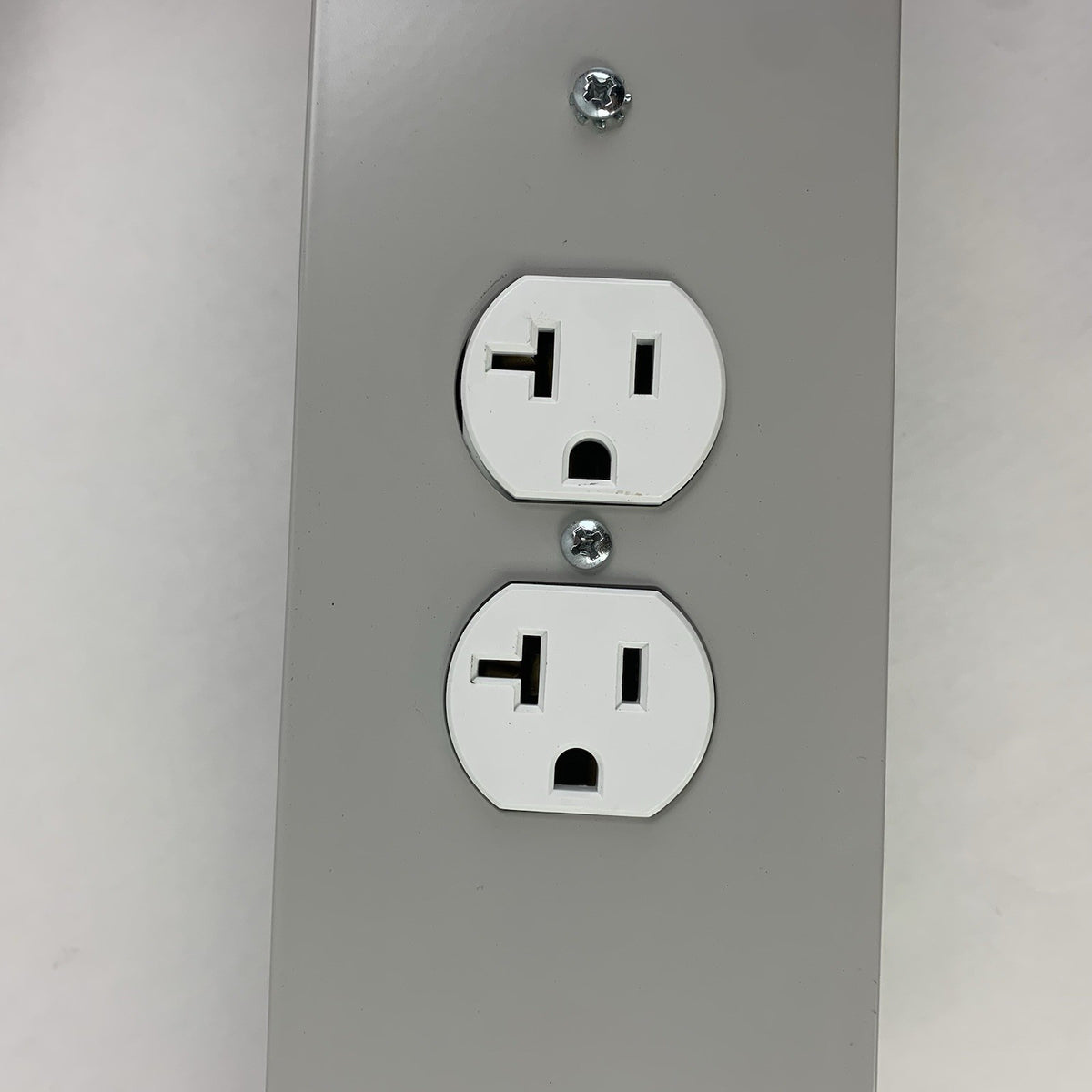 Lista LR51943 Series 8000 Workbench Power Strip 125V 15A 1875W - Outlets Tested5