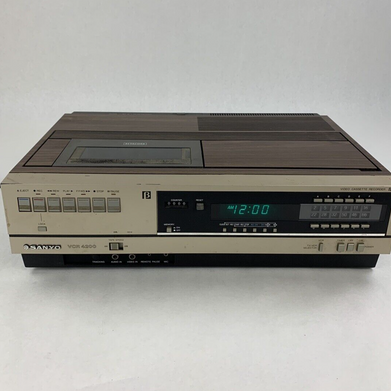Sanyo VCR 4200 Betacord Video Cassette Recorder Power Tested Door Sticks Vintage