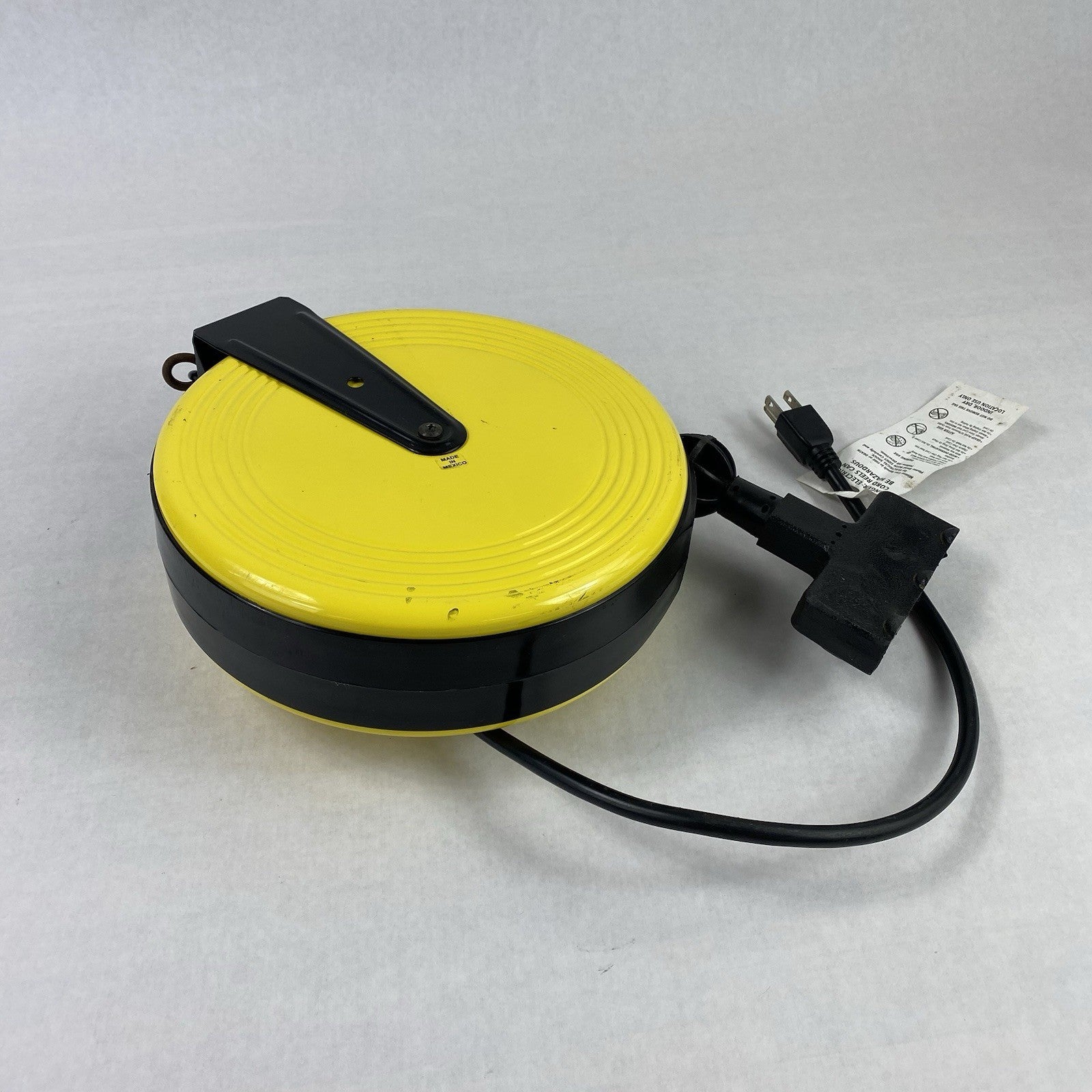 Bayco Model 800 125V AC 10A Retractable Power Cord Reel - Parts or Repair