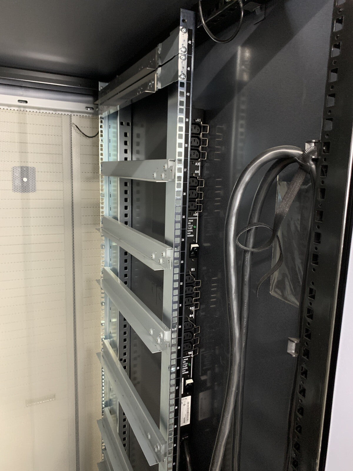 NETAPP NAC-0501 Server Rack Cabinet Unlocked No Keys
