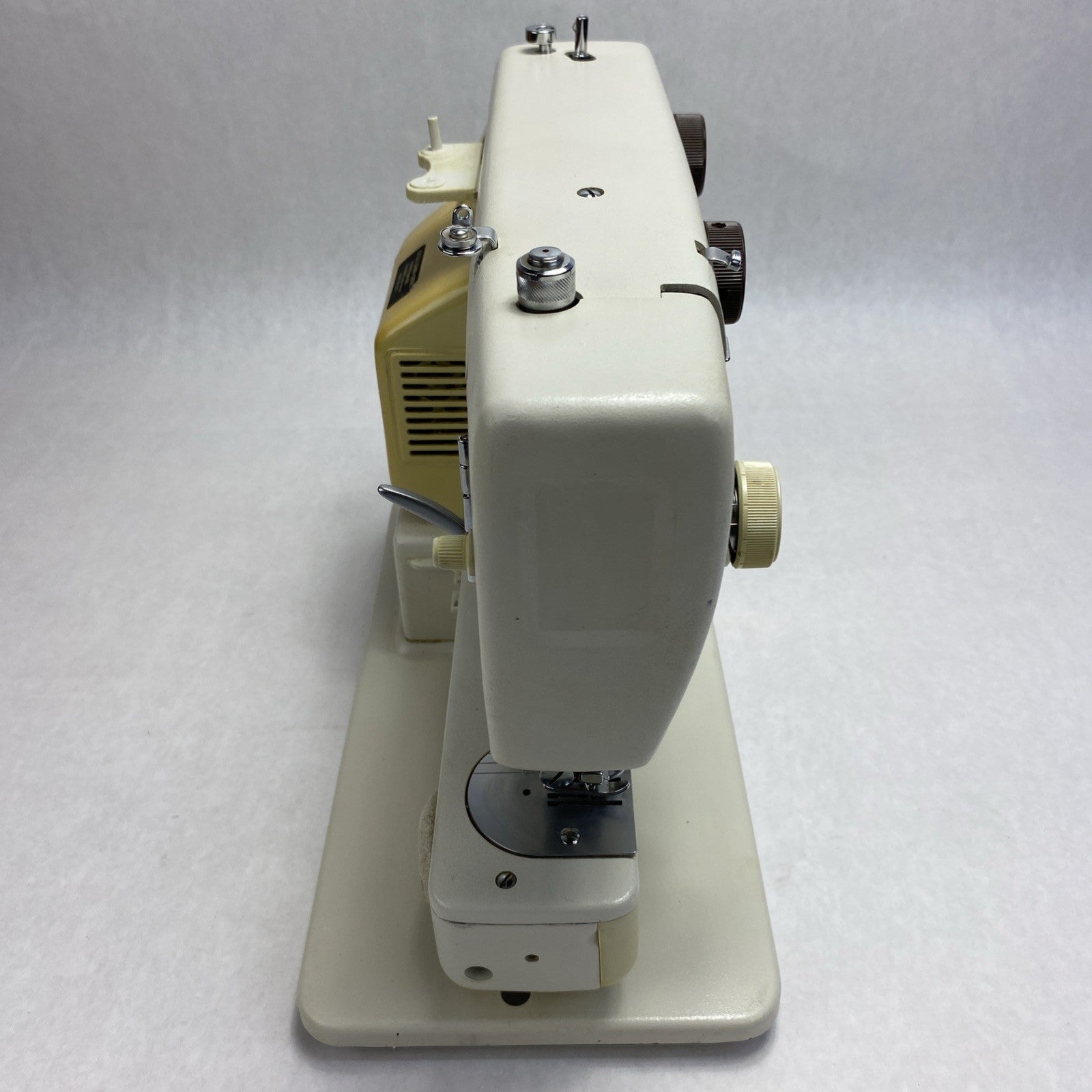 Vintage Janome New Home Model 640 Sewing Machine - Pedal and Manual With Case10