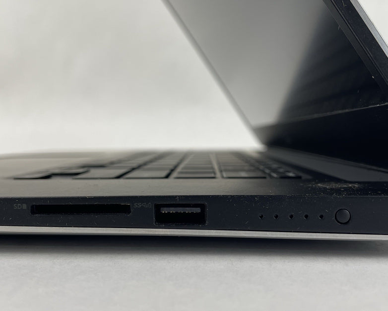 Dell XPS 15 9560 15.6" i7-7700HQ 2.80 GHz 8 GB RAM No SSD/OS/AC