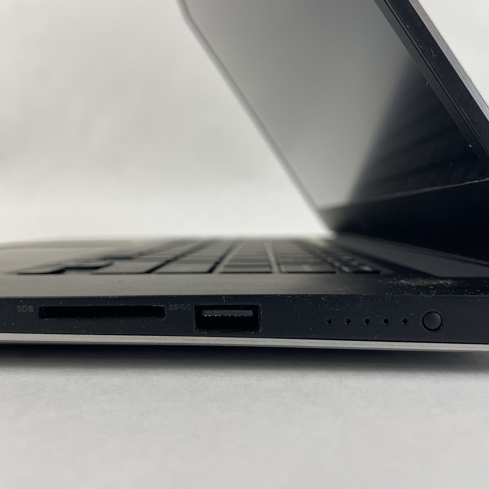 Dell XPS 15 9560 15.6" i7-7700HQ 2.80 GHz 8 GB RAM No SSD/OS/AC8