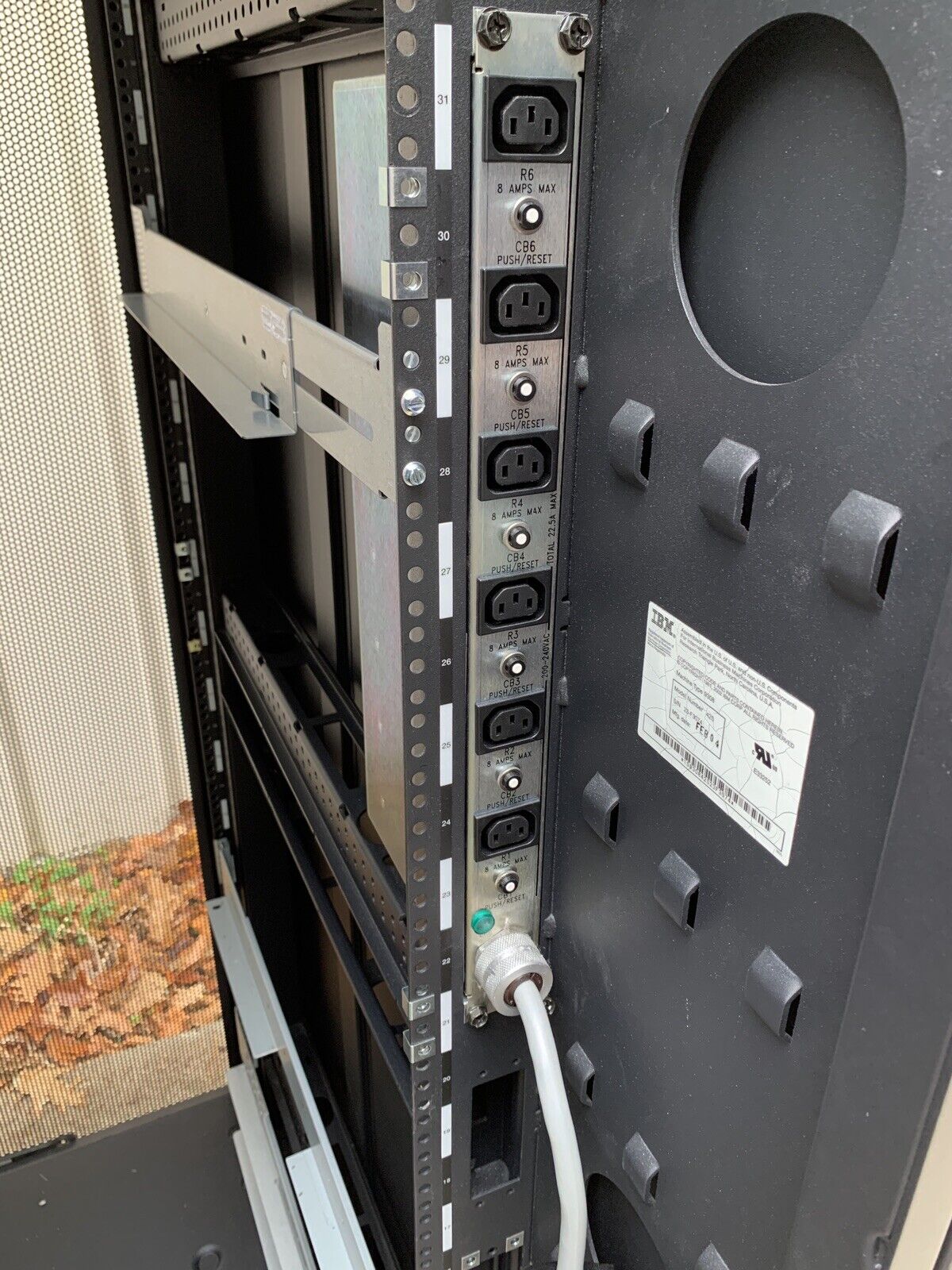 IBM NetBAY 9308 42U Enterprise Server Cabinet Rack 42S w/ Keys and Side Panels