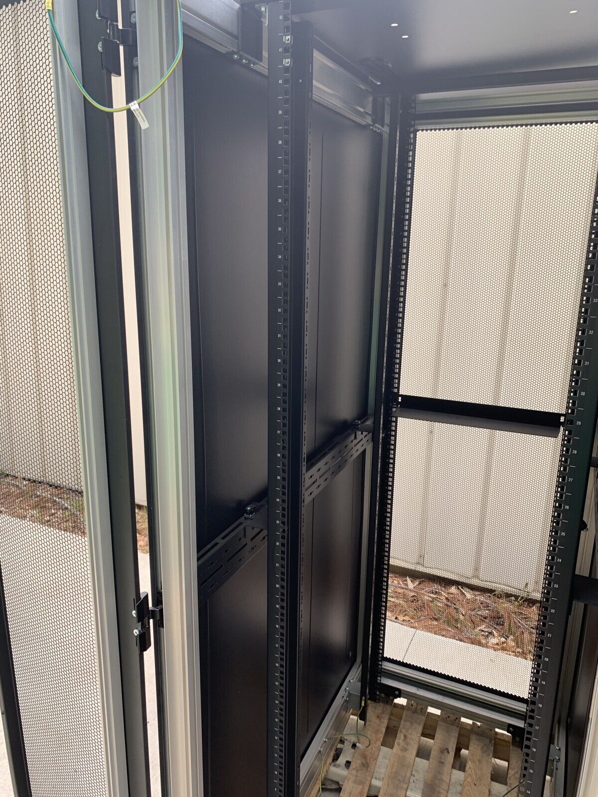 Emerson Knurr DCM Server Rack 42U 78"-48"-28"
