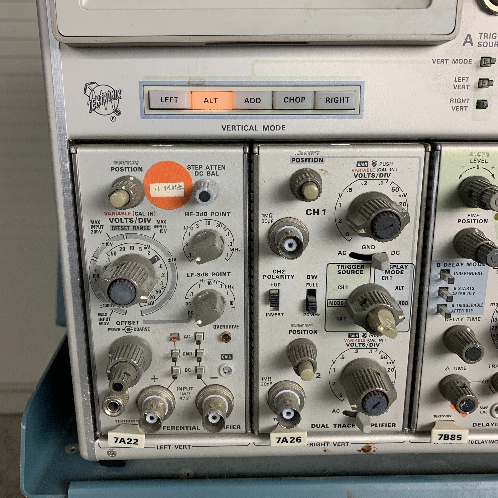 Tektronix 7904 Oscilloscope W/ 7A22 7A26 7B85 7B53A Module Cards and 204-2 Cart