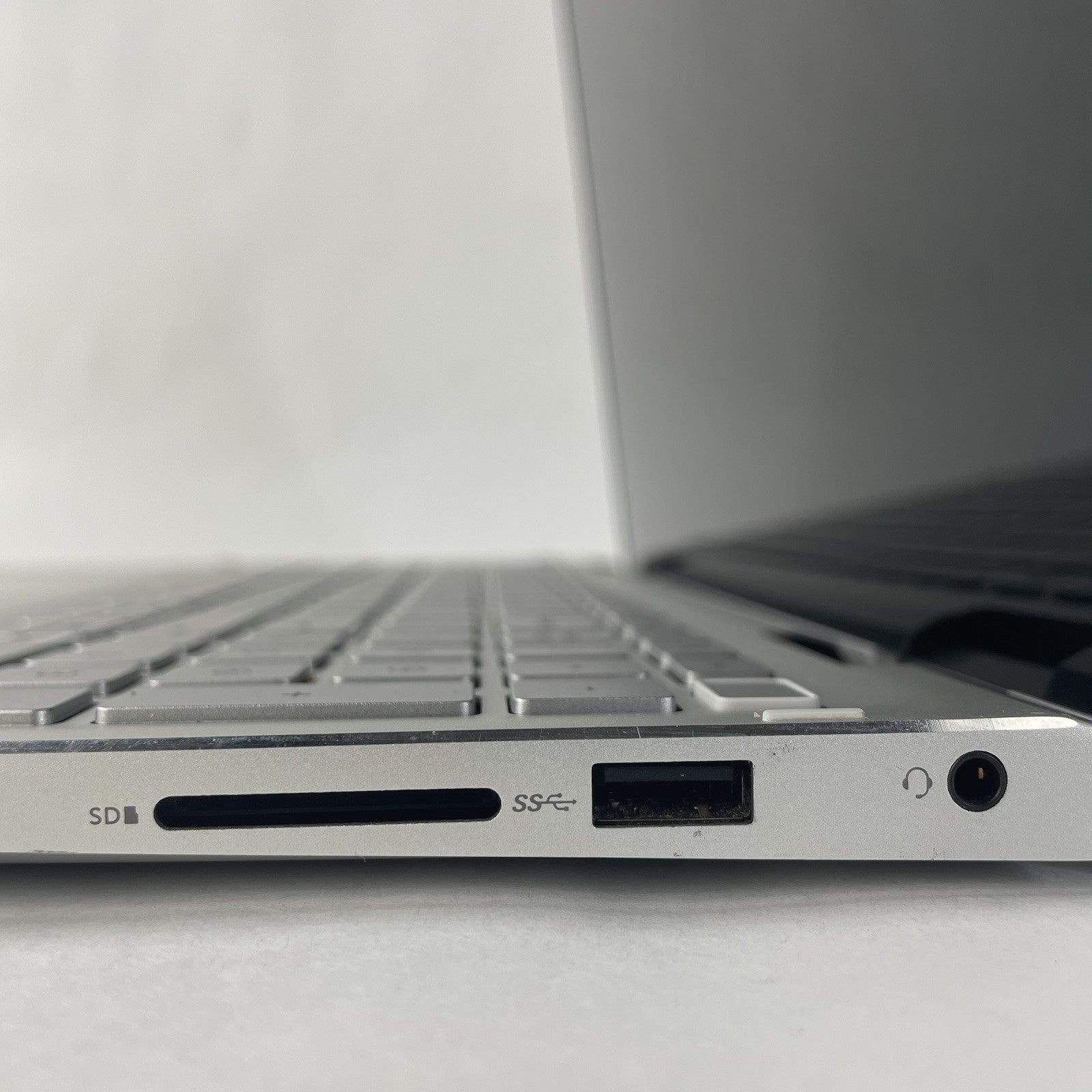 Dell Inspiron 7506 2in1 15.6" i5-1135G7 2.40 GHz 8 GB RAM No SSD/OS/AC9