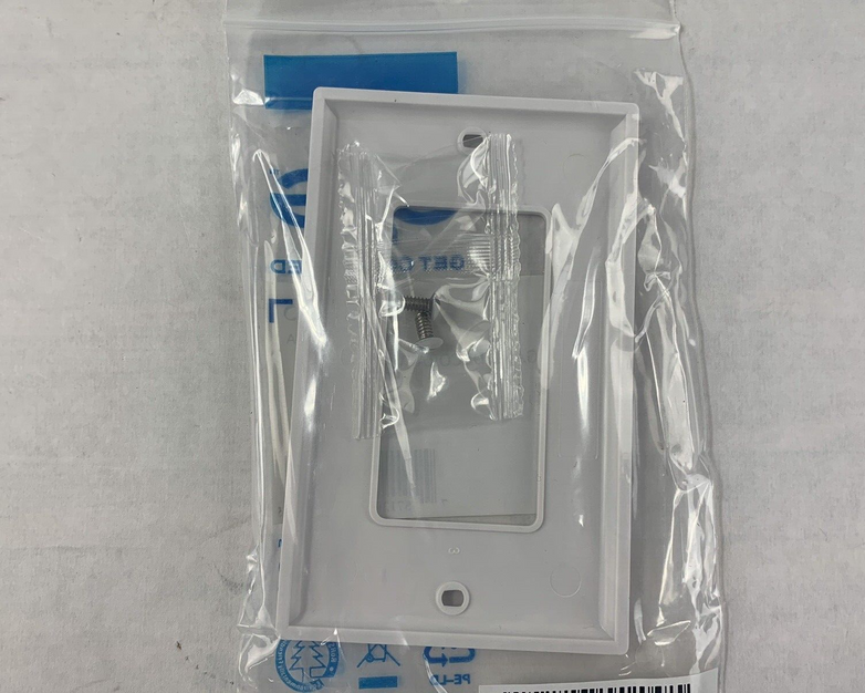 Lot of 5 C2G 03725 Decorative One Cutout Single Gang Wall Plate - White