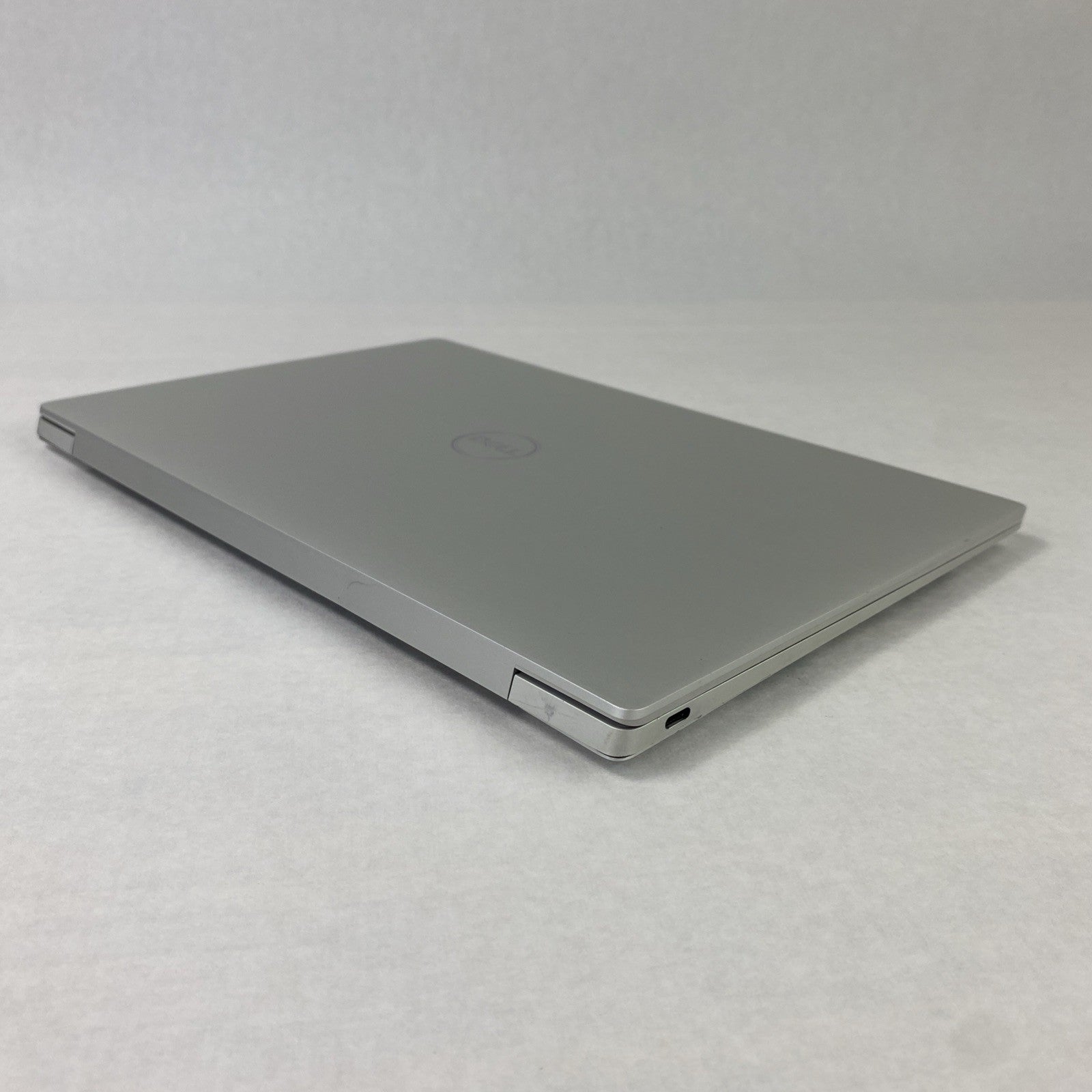Dell XPS 9320 13.3" Touch i7-1260P 3.26 GHz 16 GB No HDD No OS