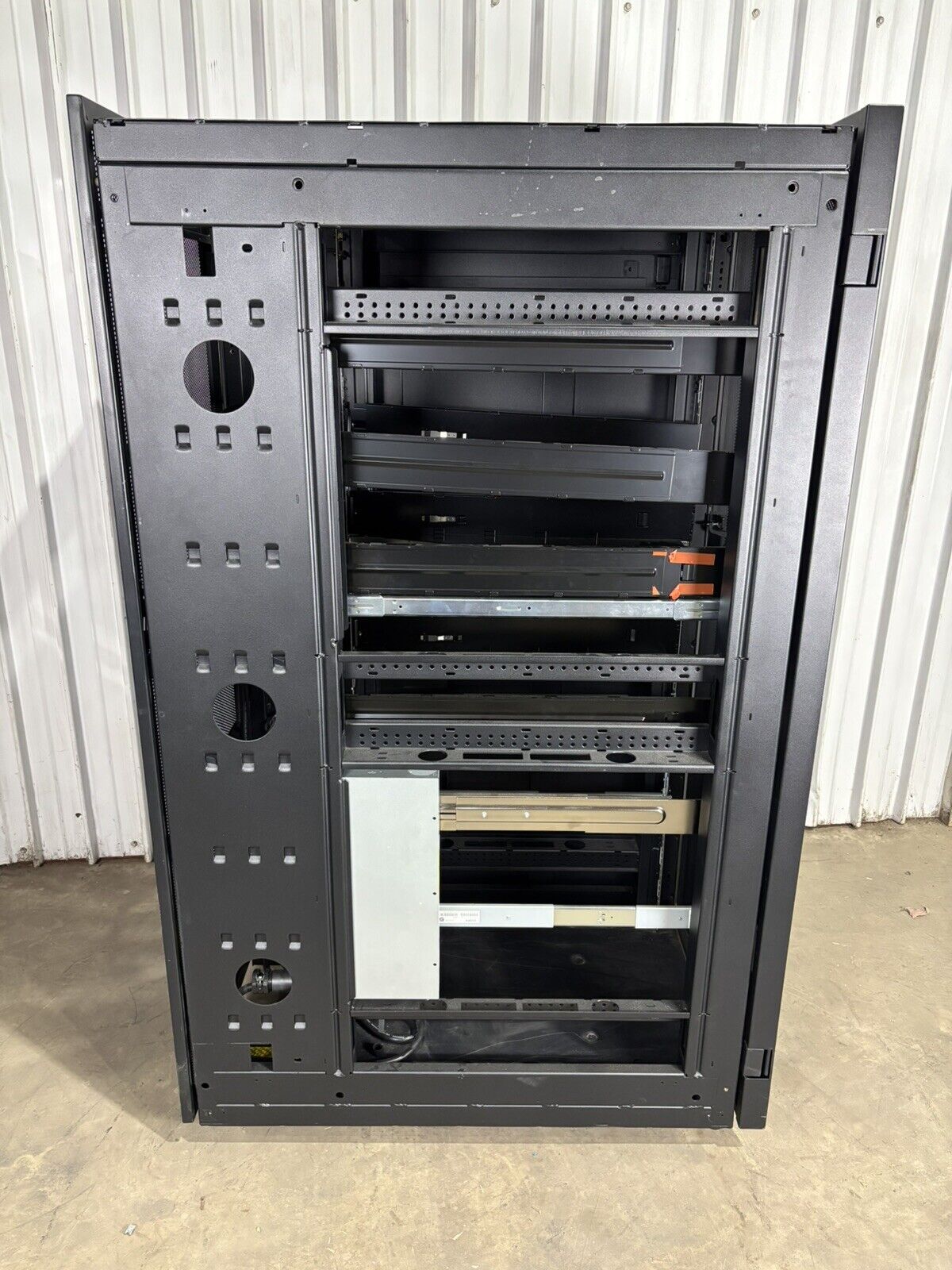 IBM 7014/7015/7017 00P1896 36U Server Rack Cabinet Missing Side Panel