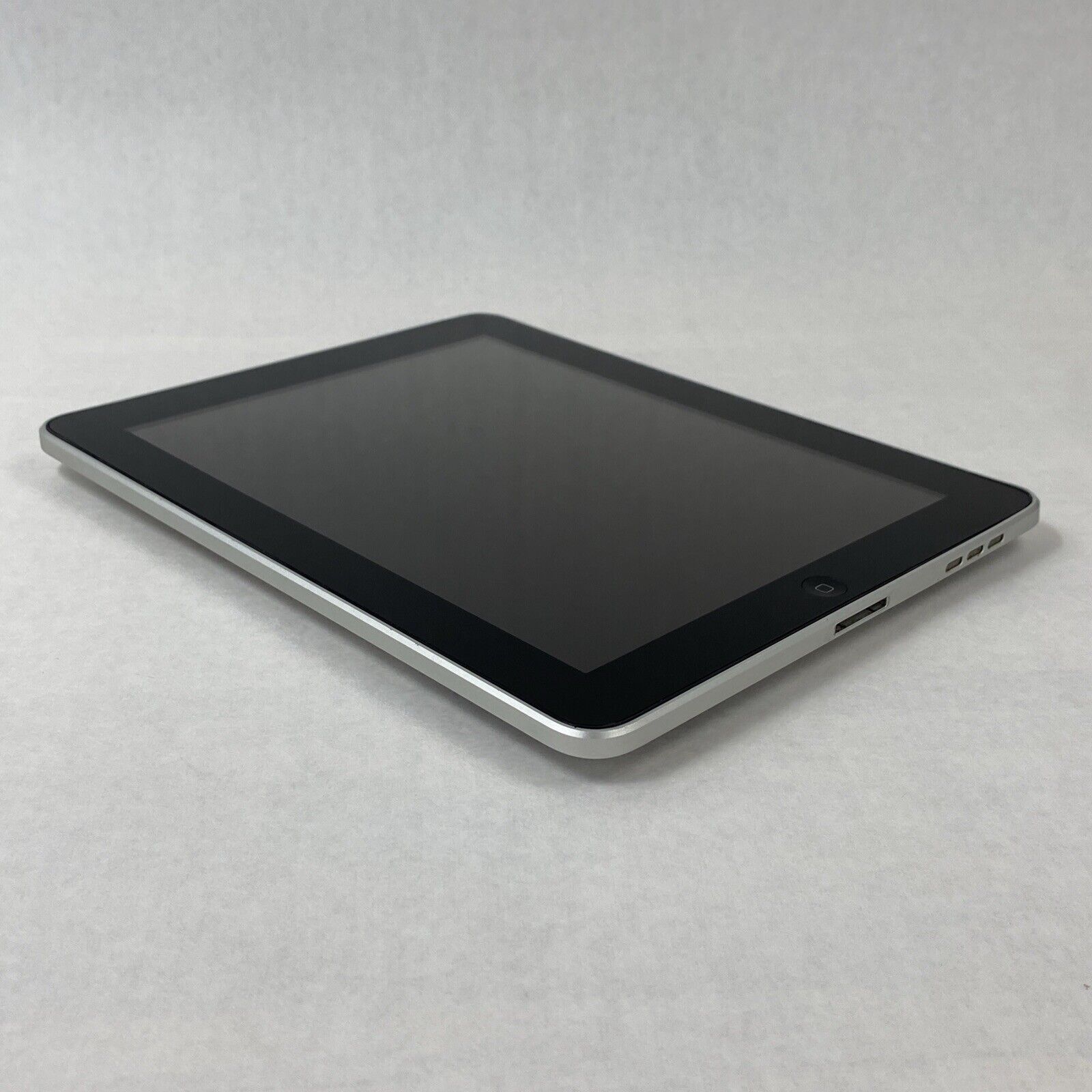 Apple iPad 1st Gen A1219 32GB 9.7" Wi-Fi Silver iOS 5.1.1