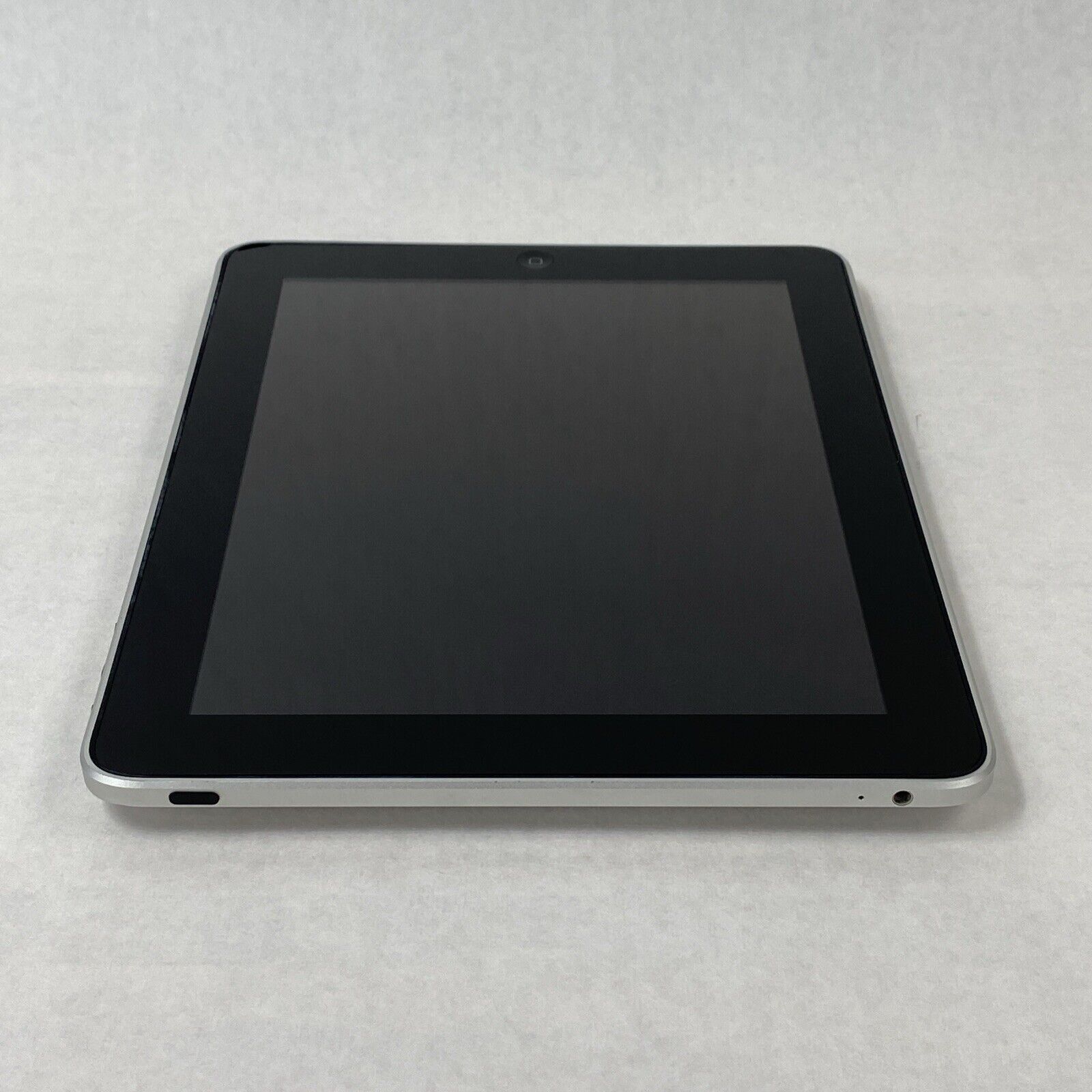 Apple iPad 1st Gen A1219 32GB 9.7" Wi-Fi Silver iOS 5.1.1