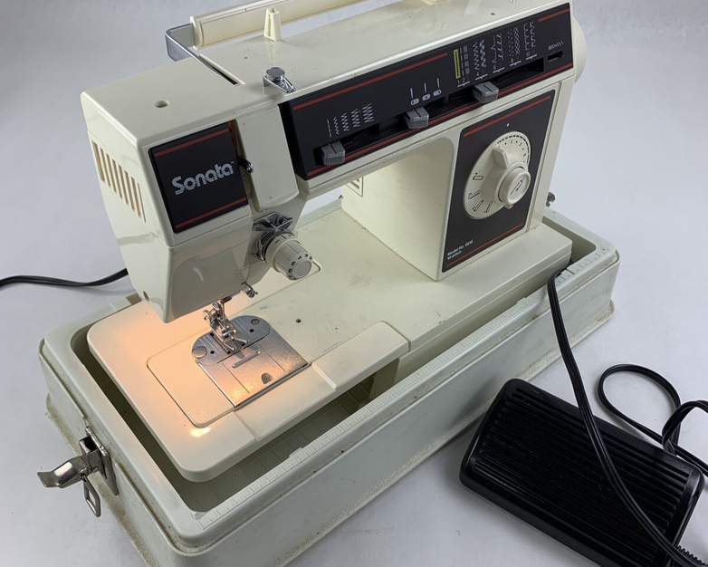 Singer Sonata 6610 Sewing Machine Powers and Runs w/ Cover Case and Manual