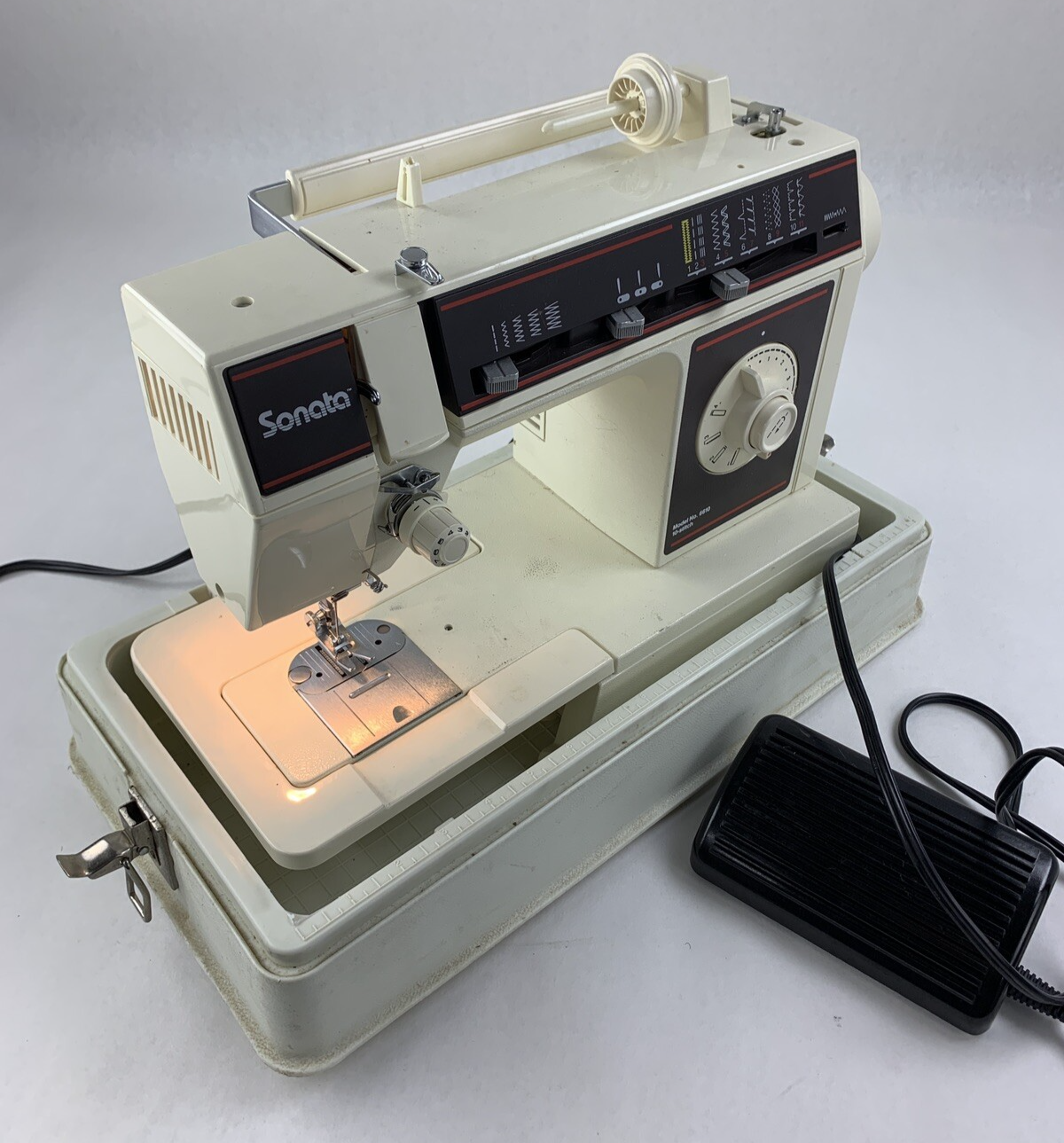 Singer Sonata 6610 Sewing Machine Powers and Runs w/ Cover Case and Manual