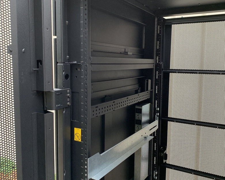 IBM NetBAY 9308 42U Enterprise Server Cabinet Rack 42S w/ Keys and Side Panels