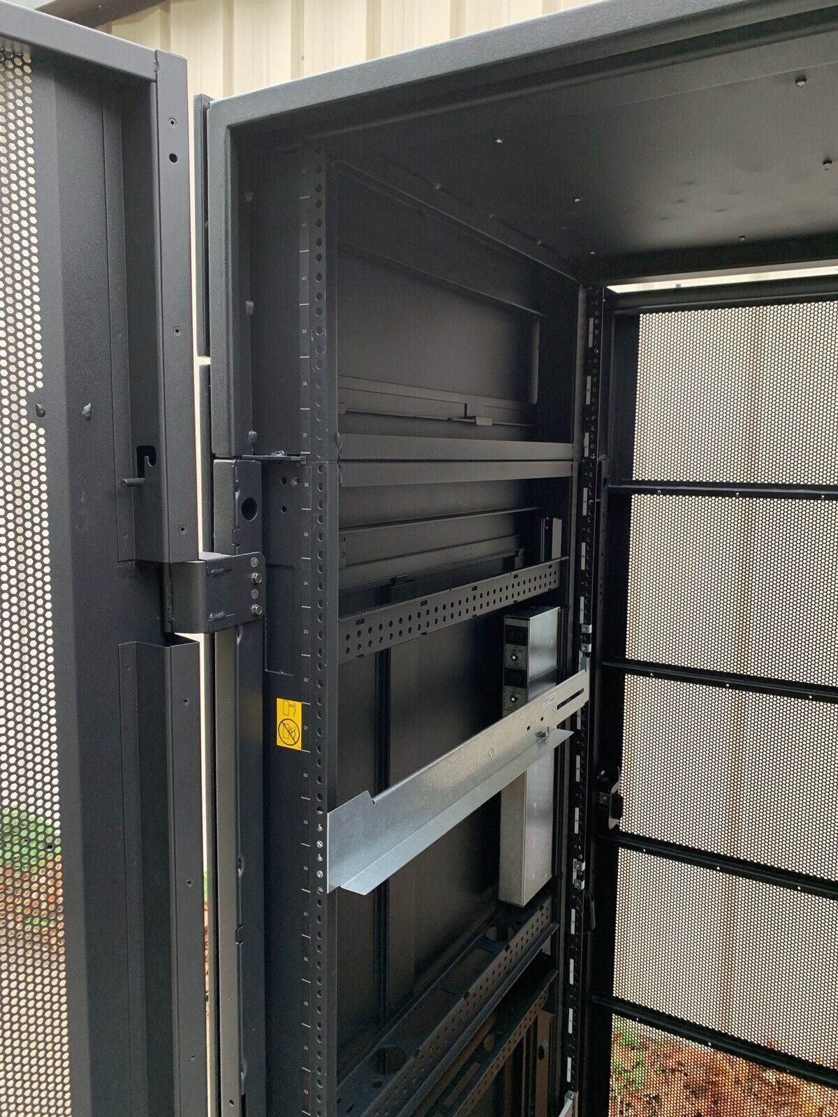 IBM NetBAY 9308 42U Enterprise Server Cabinet Rack 42S w/ Keys and Side Panels